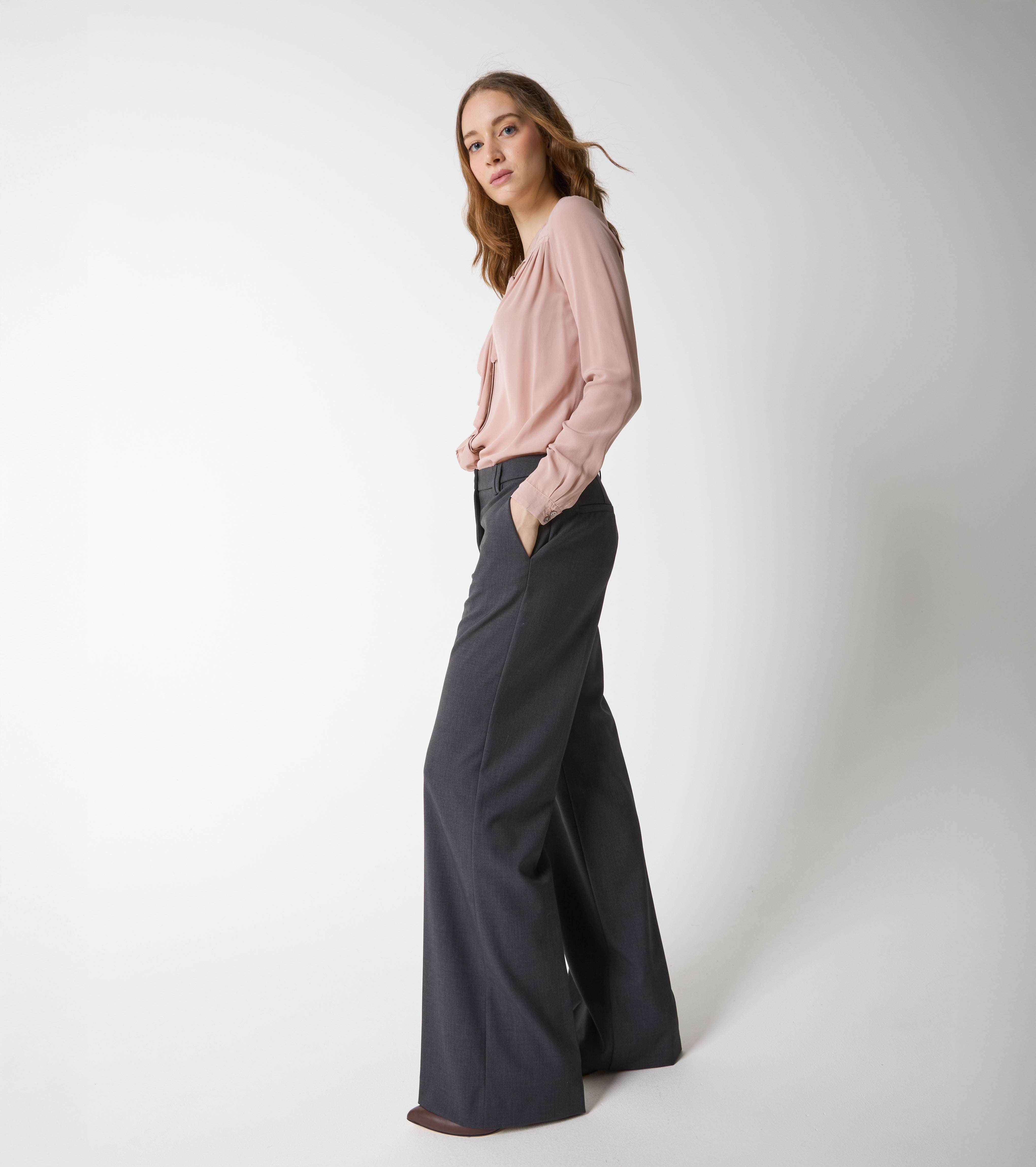 Pantaloni stretch con piega stirata