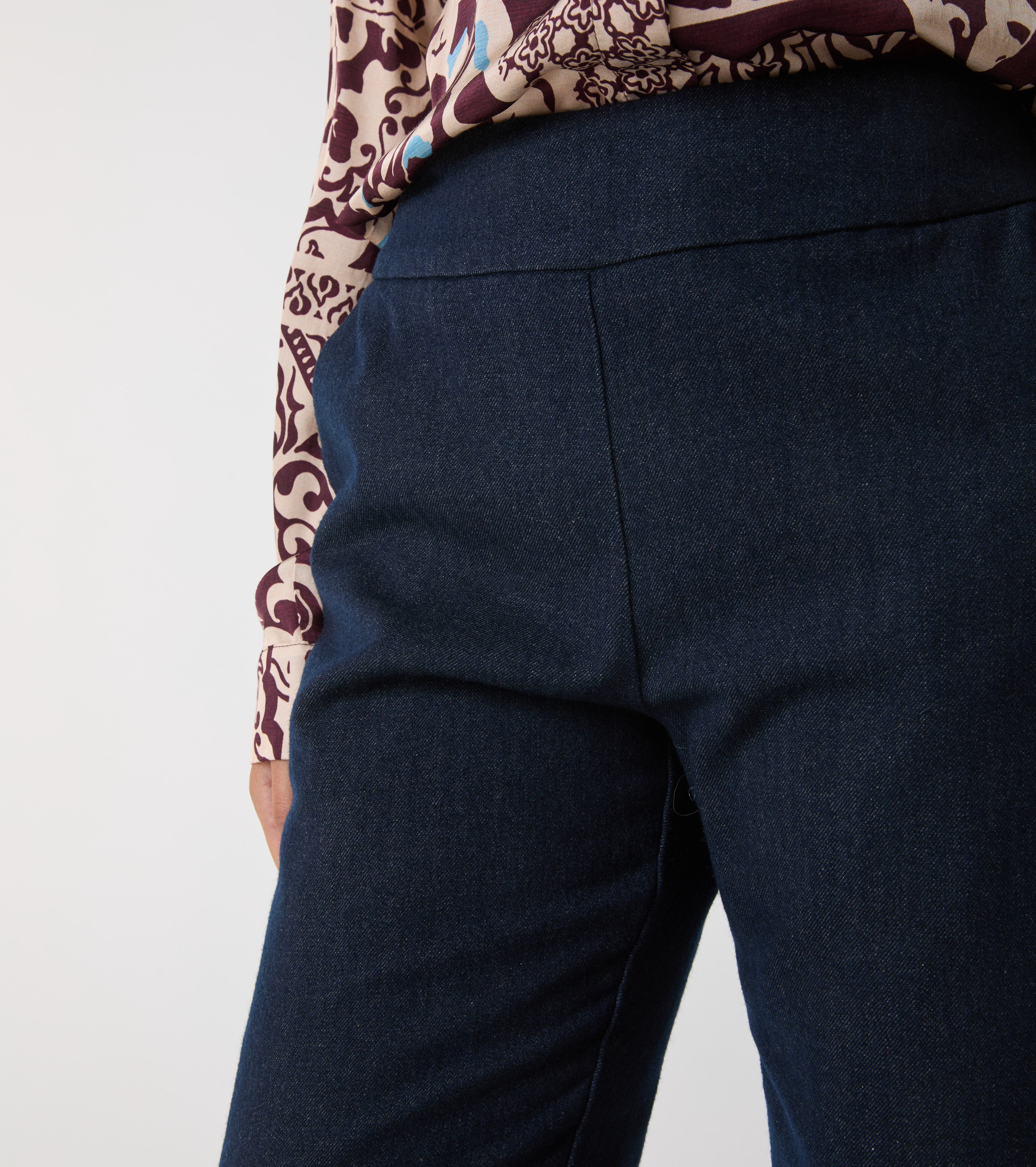 Cropped trousers in cotton and wool