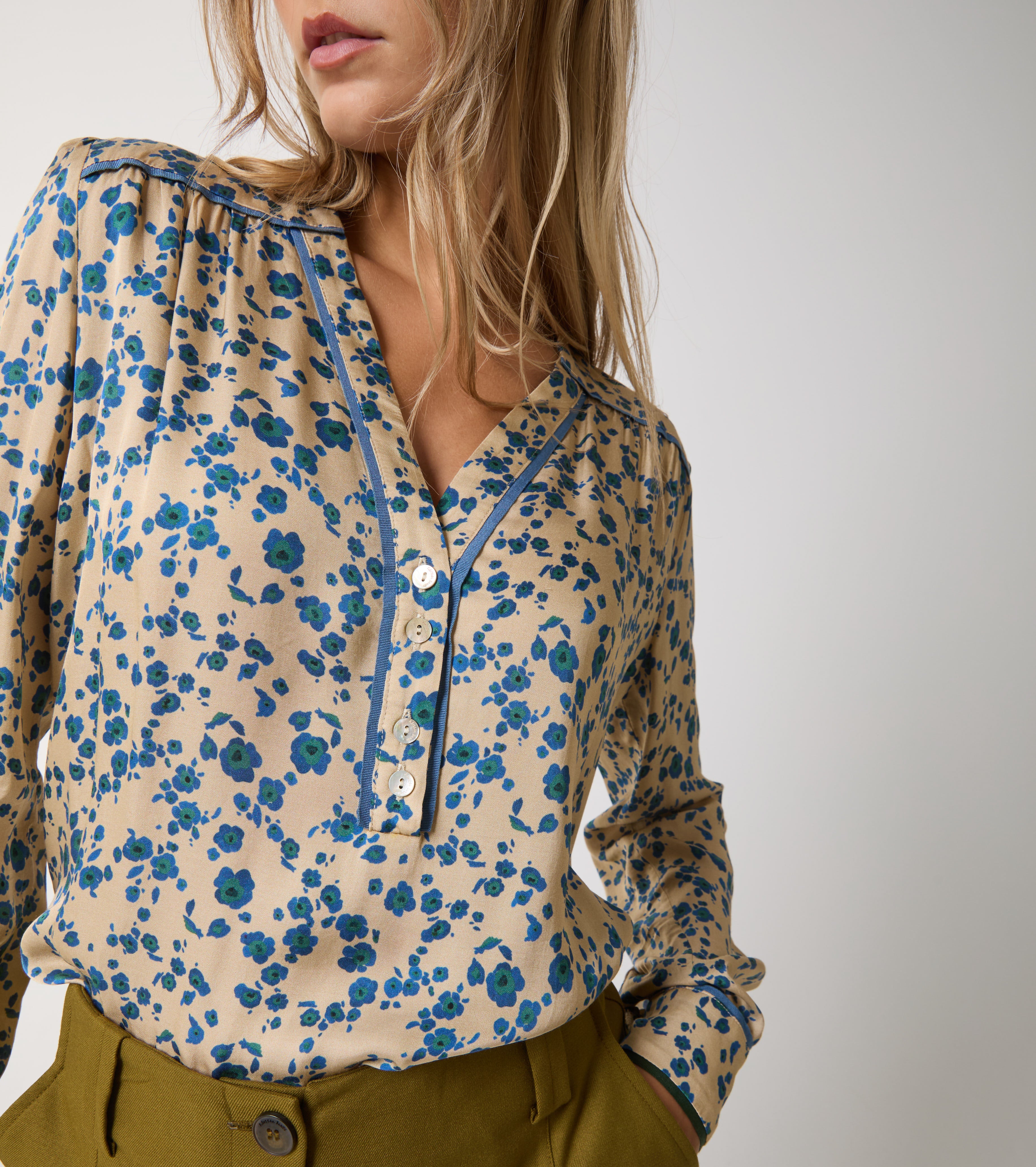 Bluse med print og V-hals