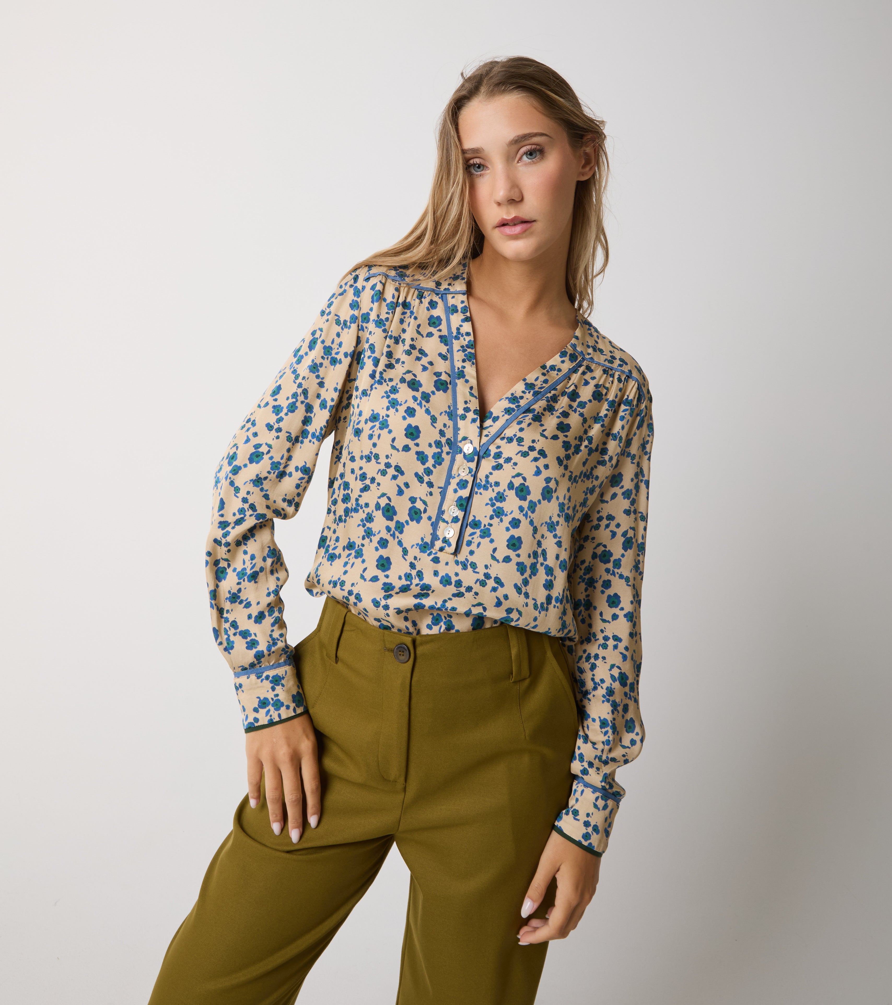 Bluse med print og V-hals