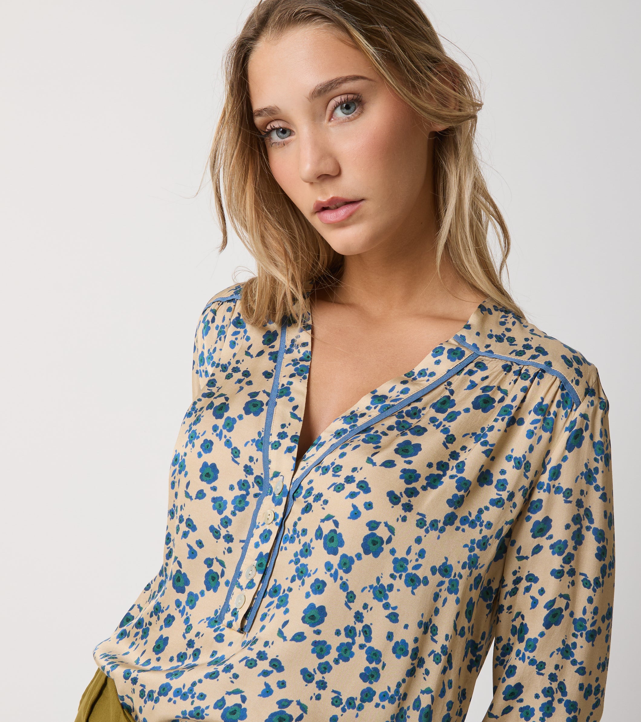 Bluse med print og V-hals