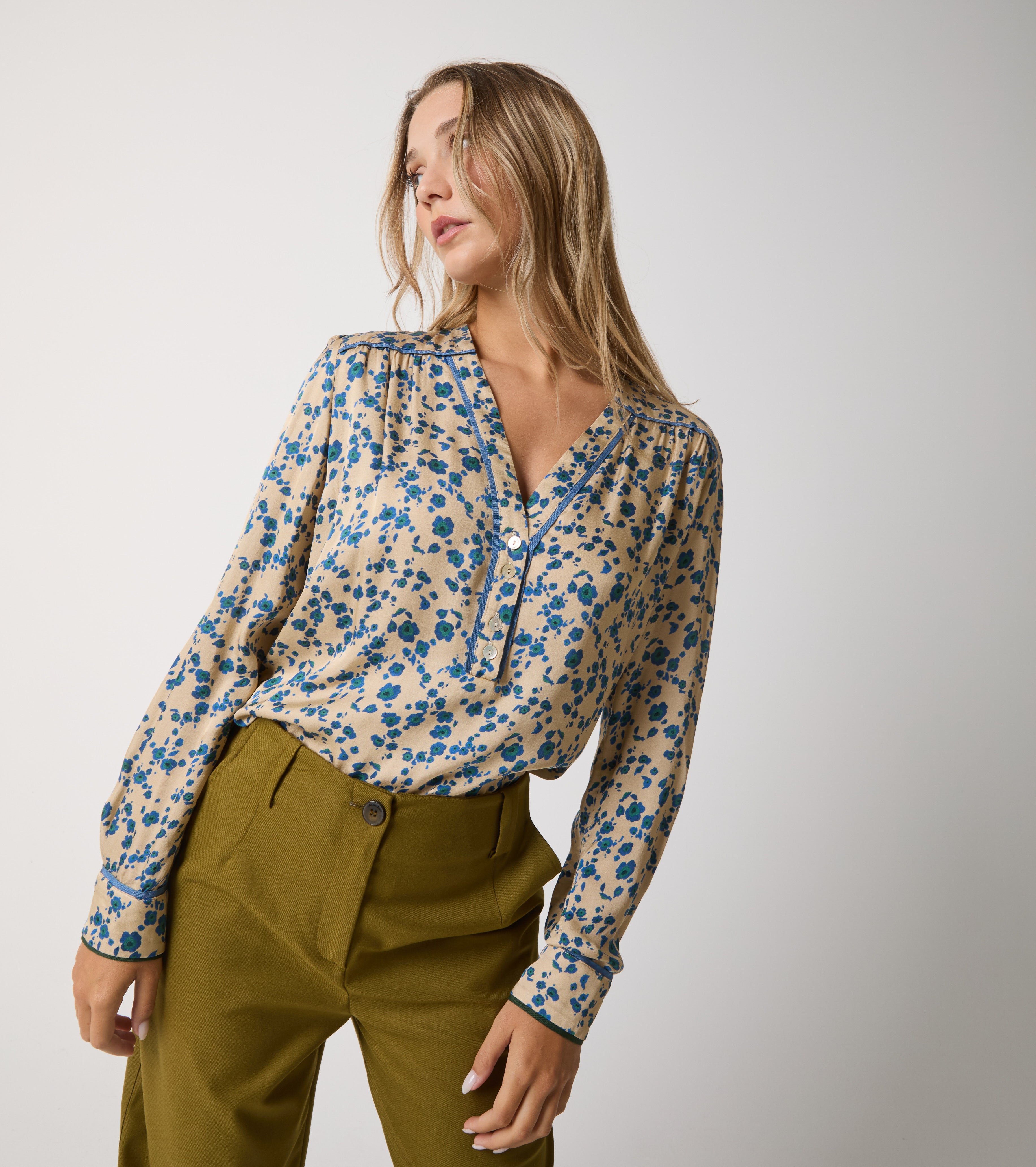 Bluse med print og V-hals