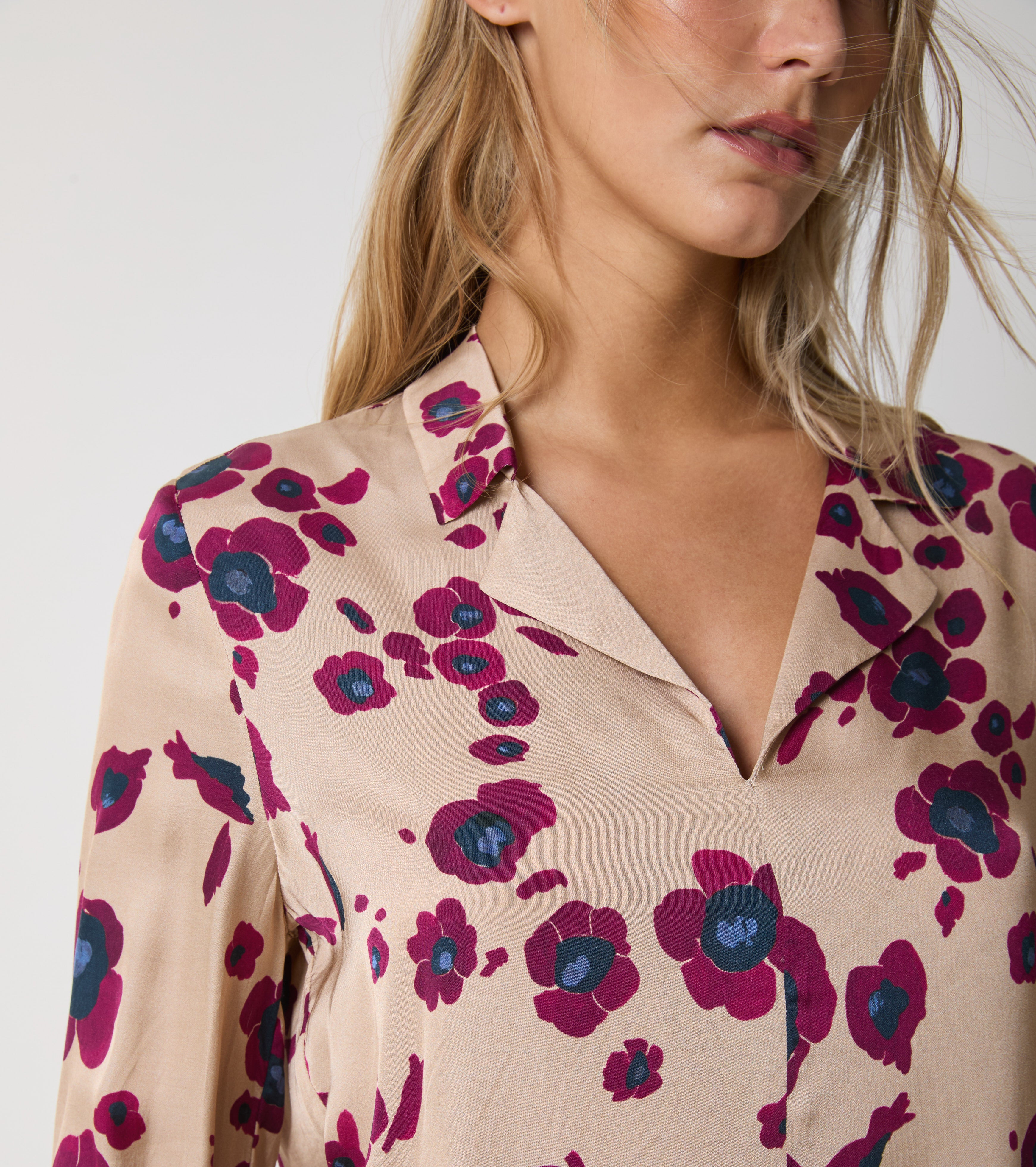 Bluse med V-hals i printet satin