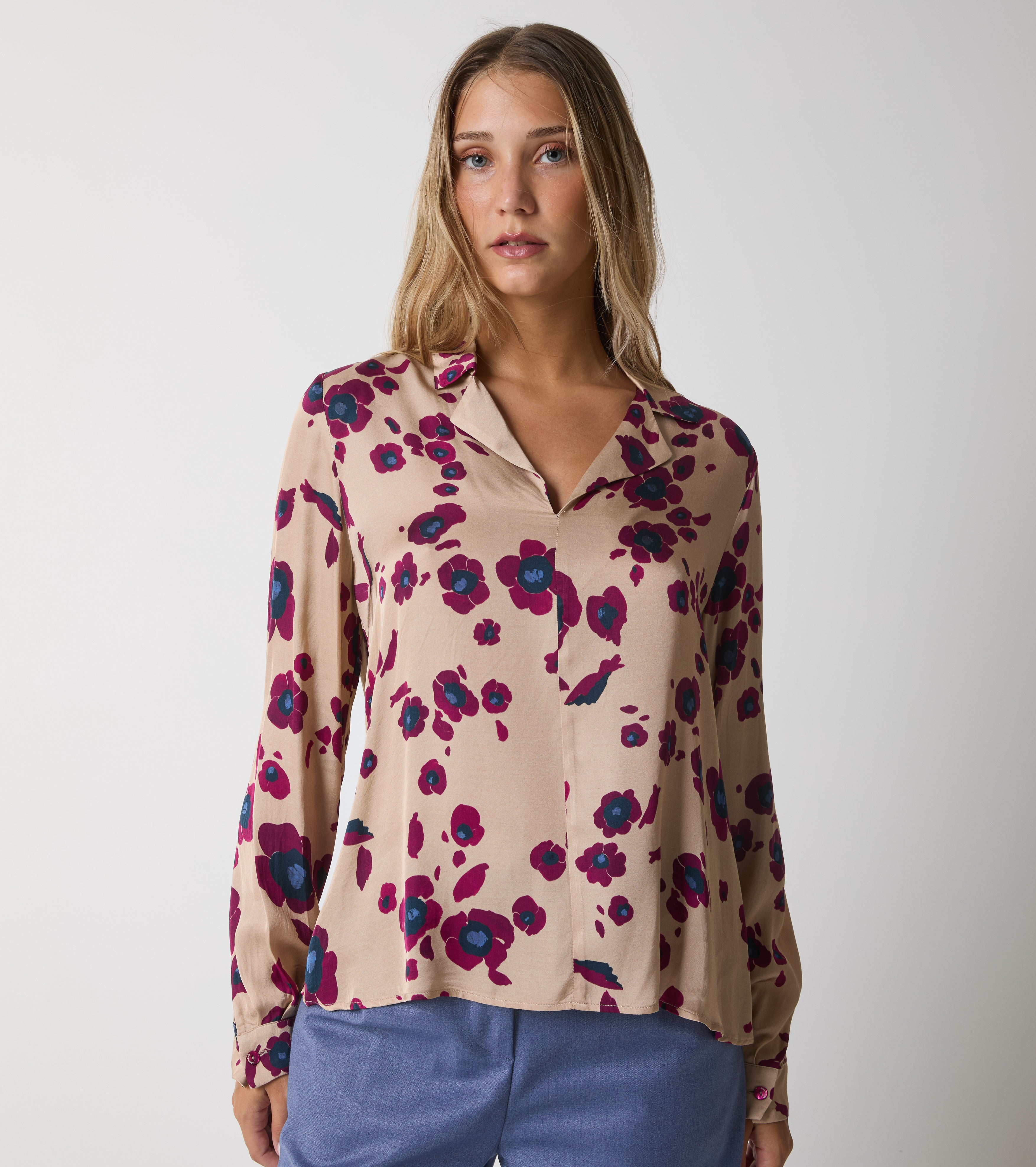 Bluse med V-hals i printet satin
