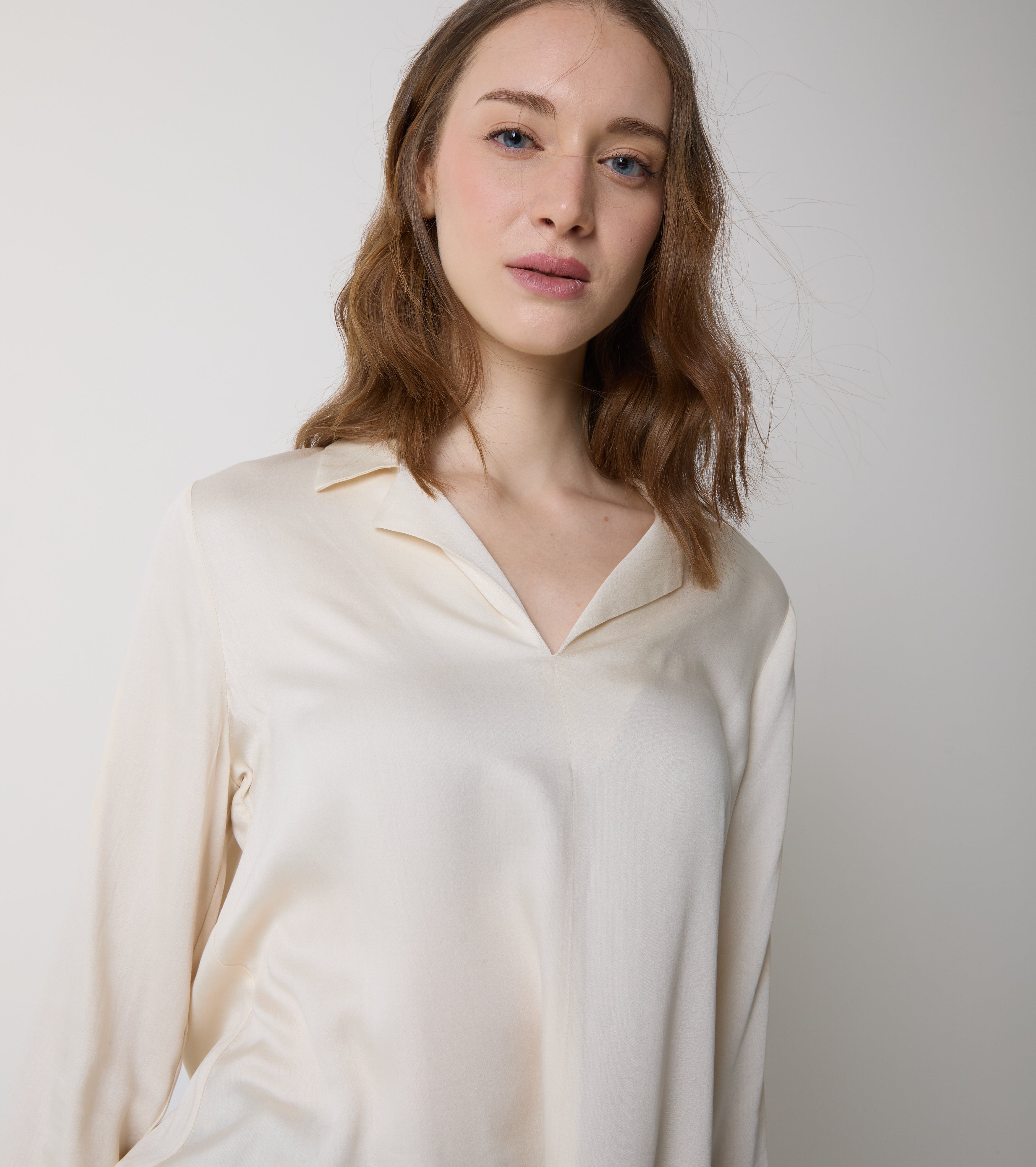 Satinbluse med revers