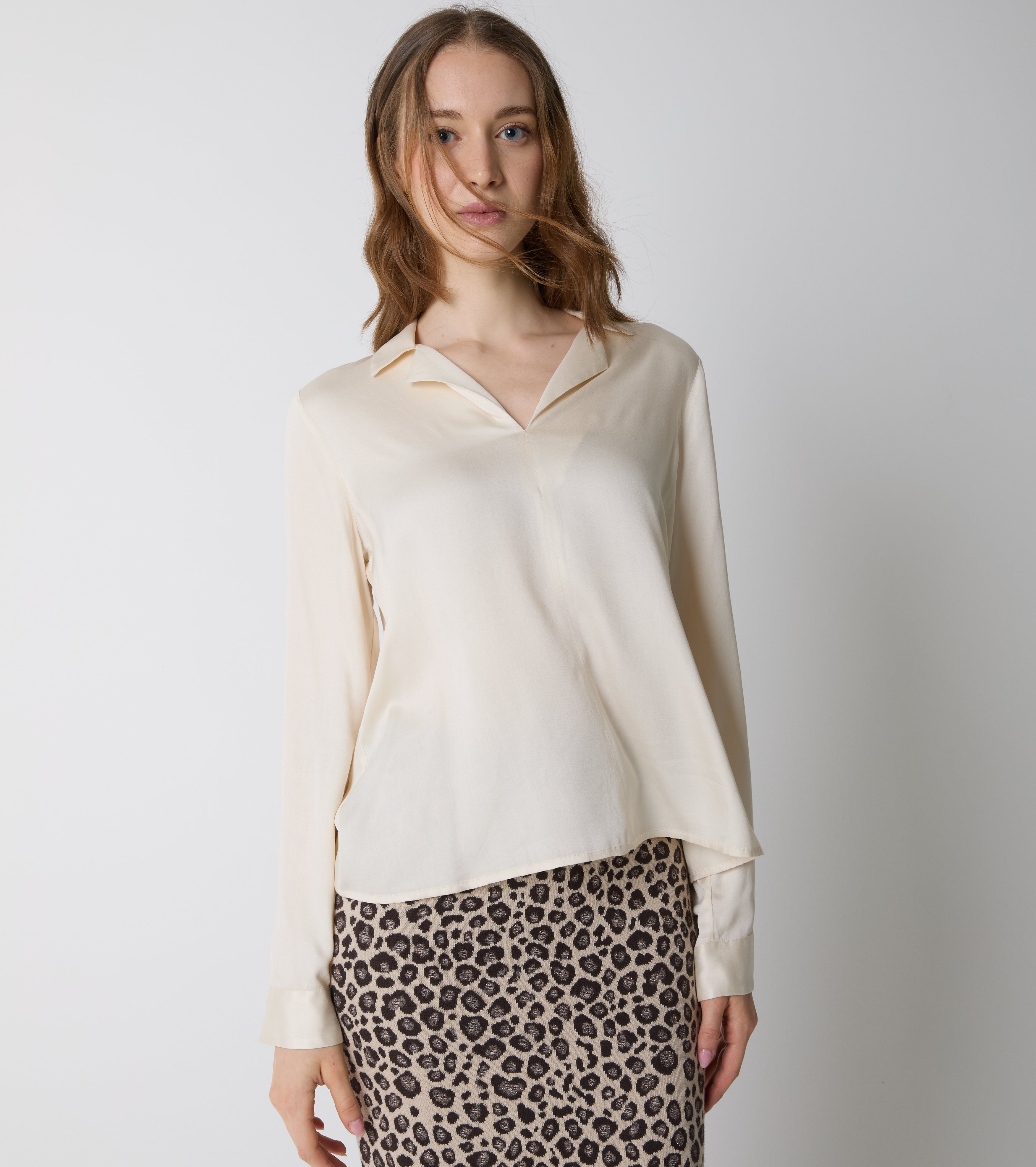 Satinbluse med revers
