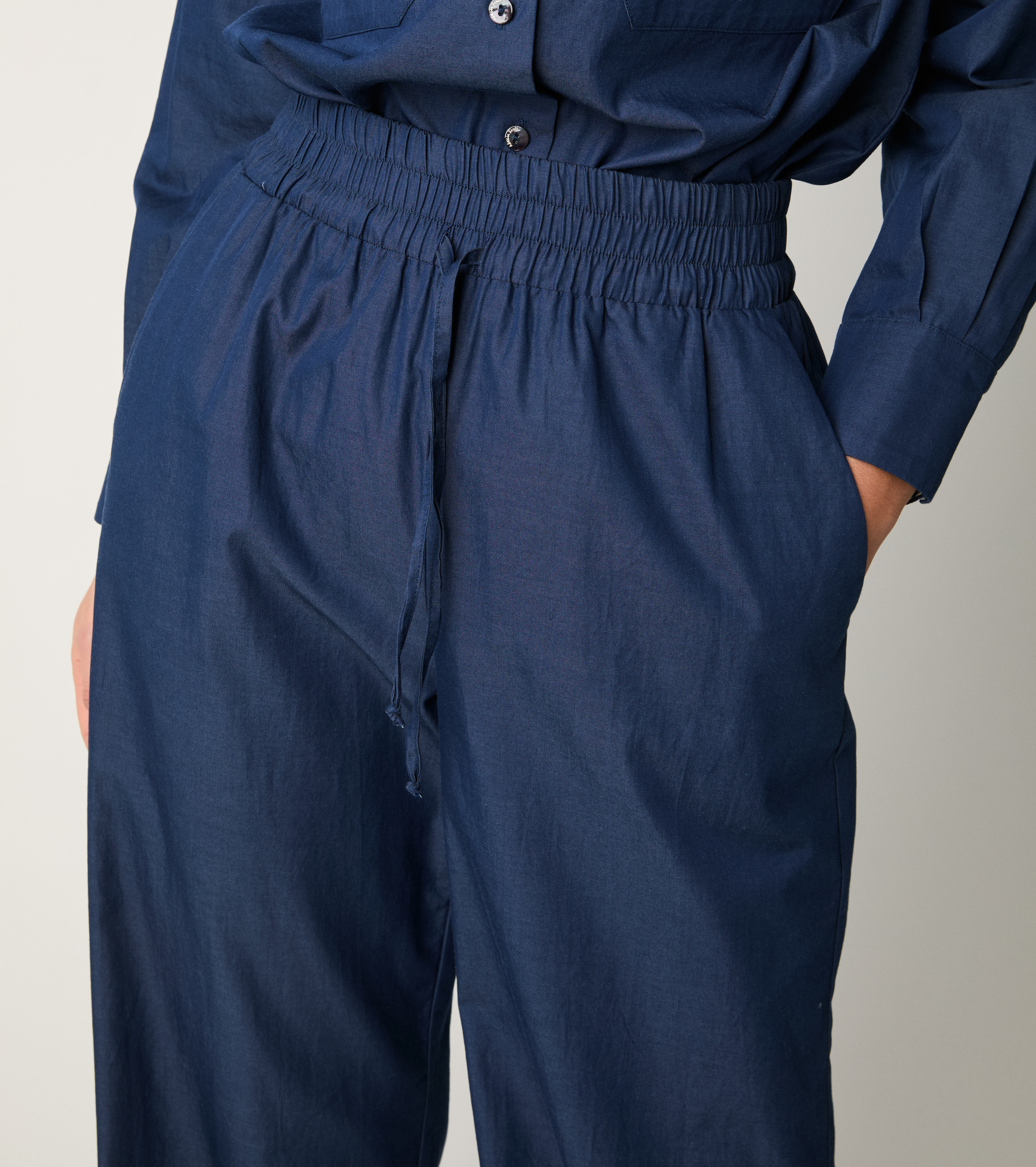 Trousers with pleats and midnight drawstring