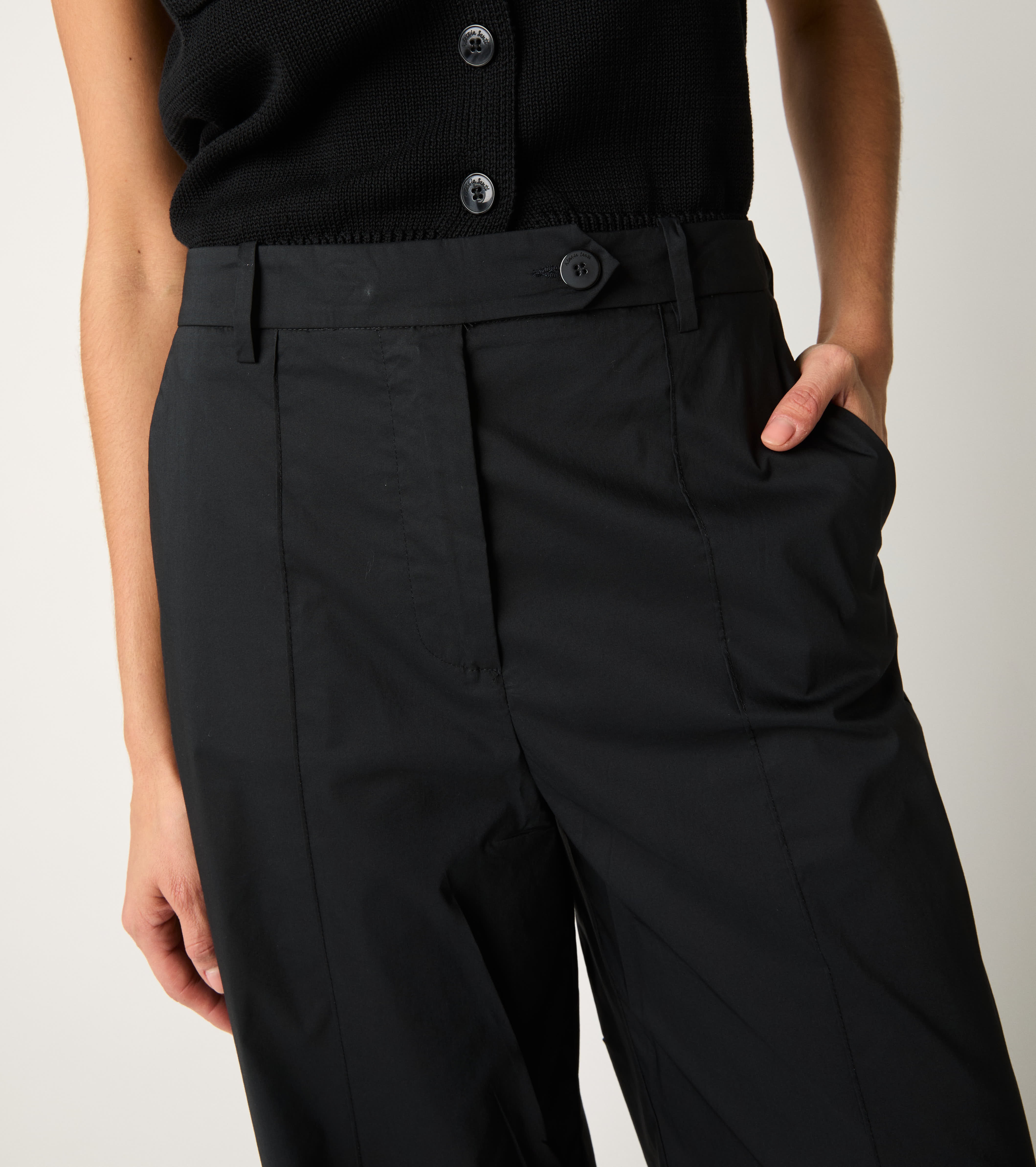 Pantaloni con piega e risvolto nero