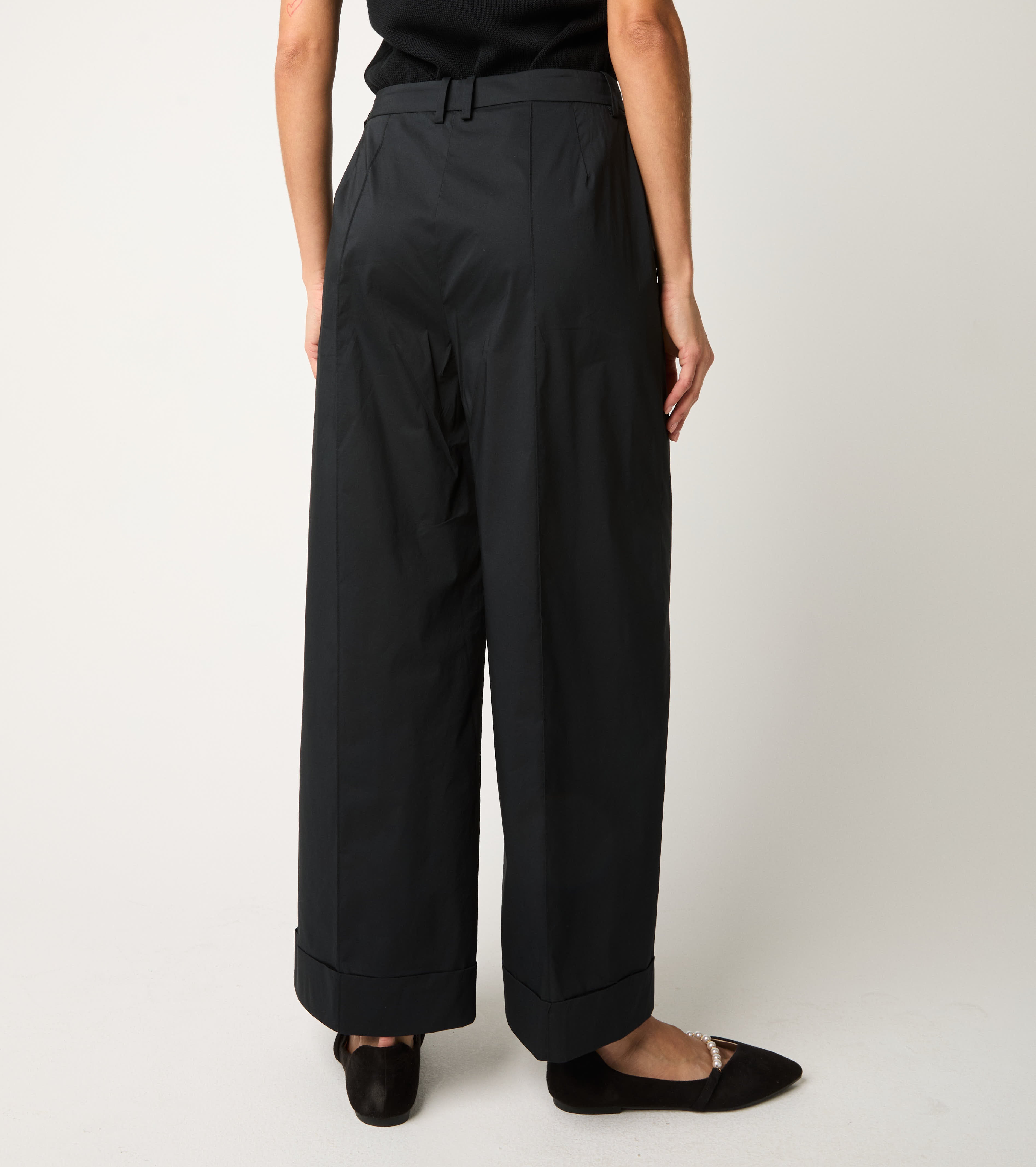 Pantaloni con piega e risvolto nero
