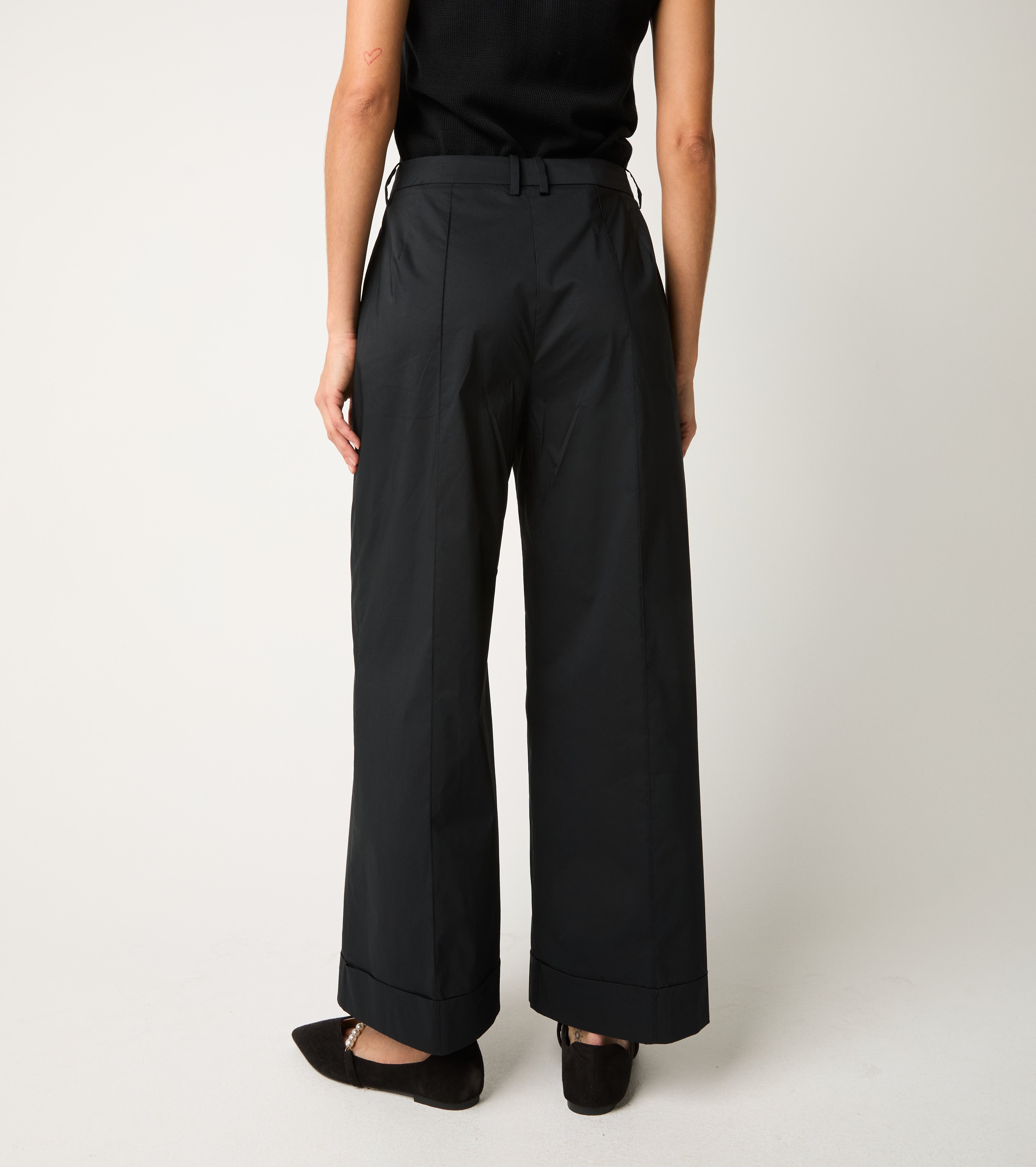 Pantaloni con piega e risvolto nero