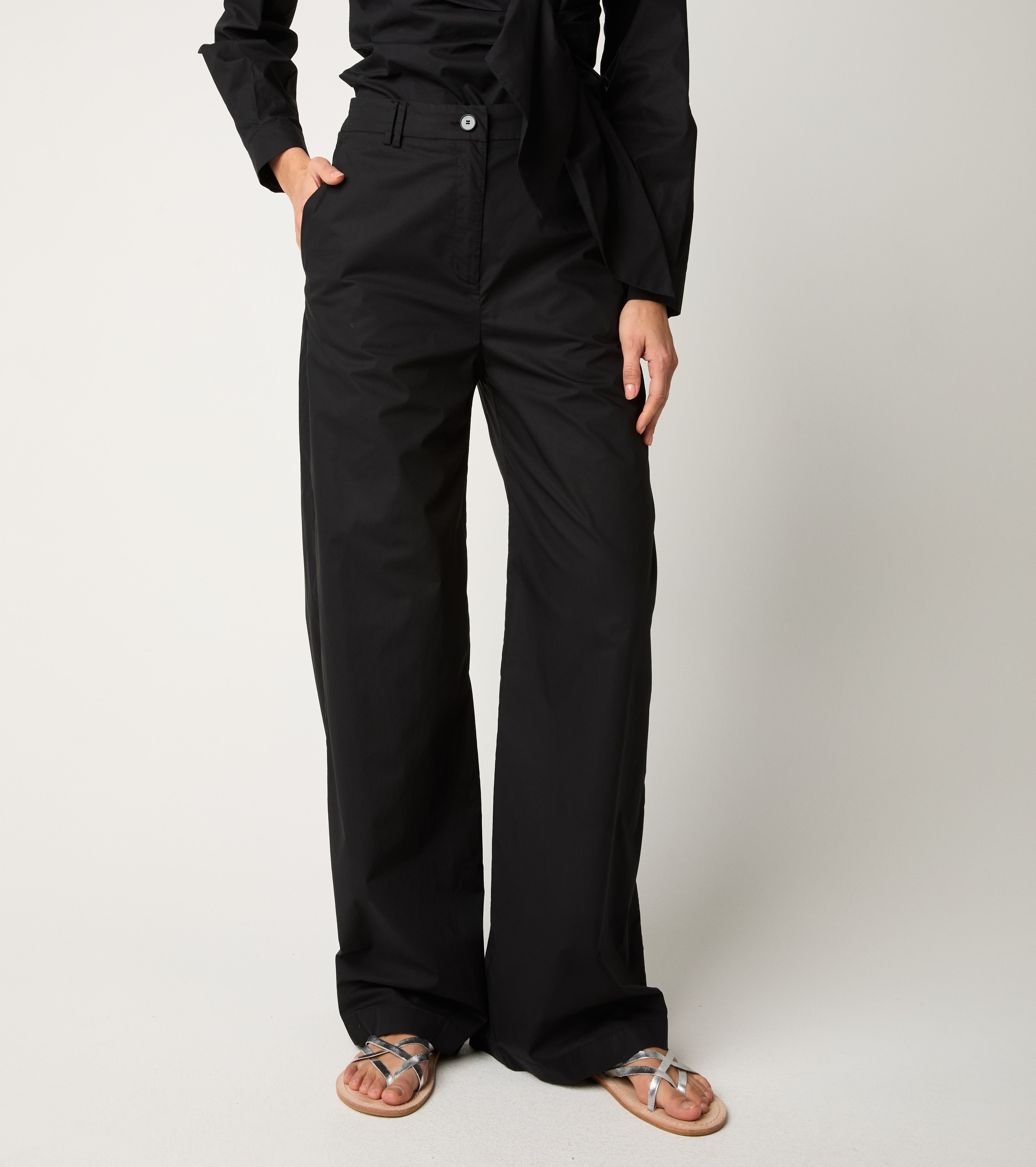 Cotton trousers with black crease