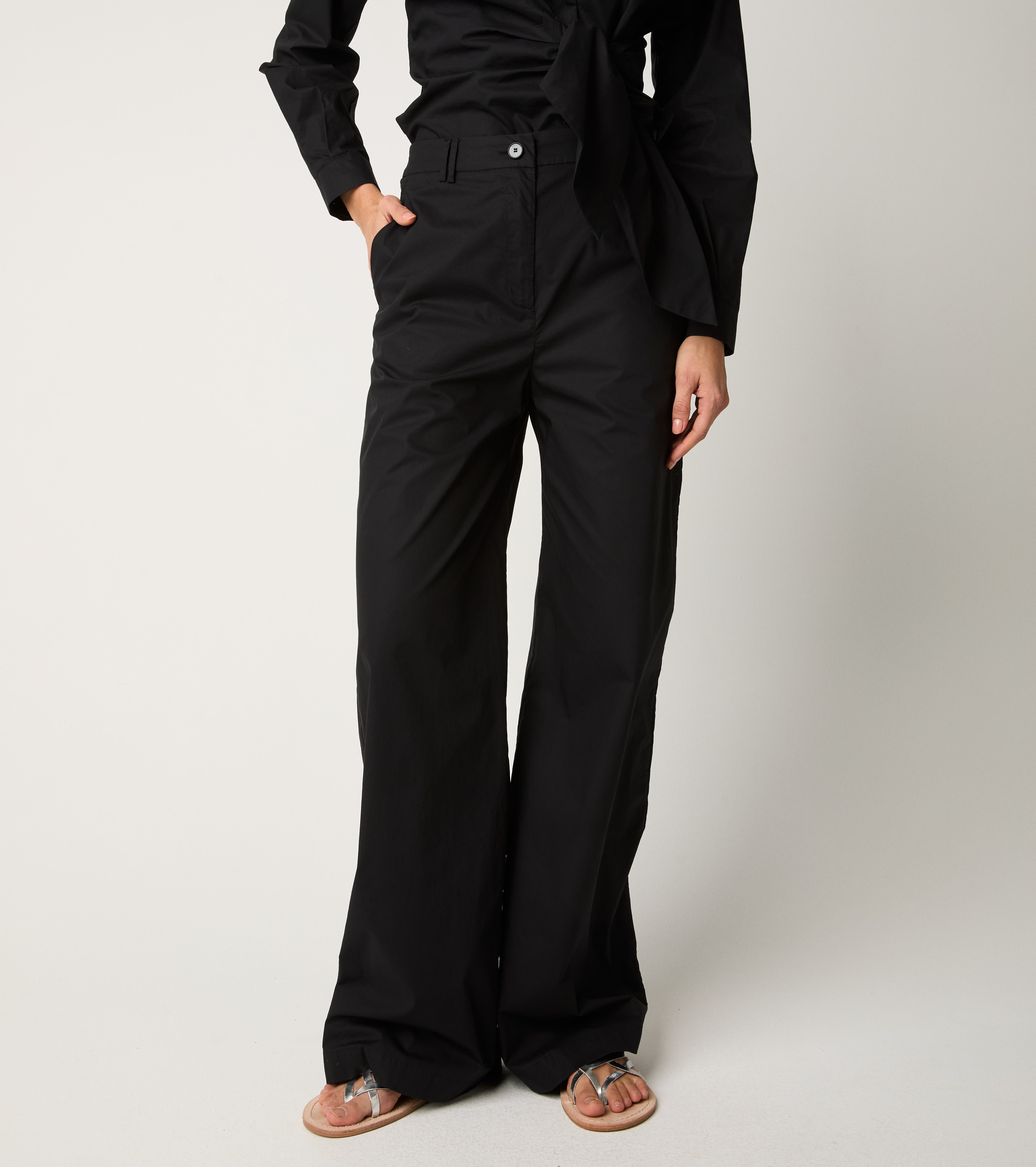Cotton trousers with black crease
