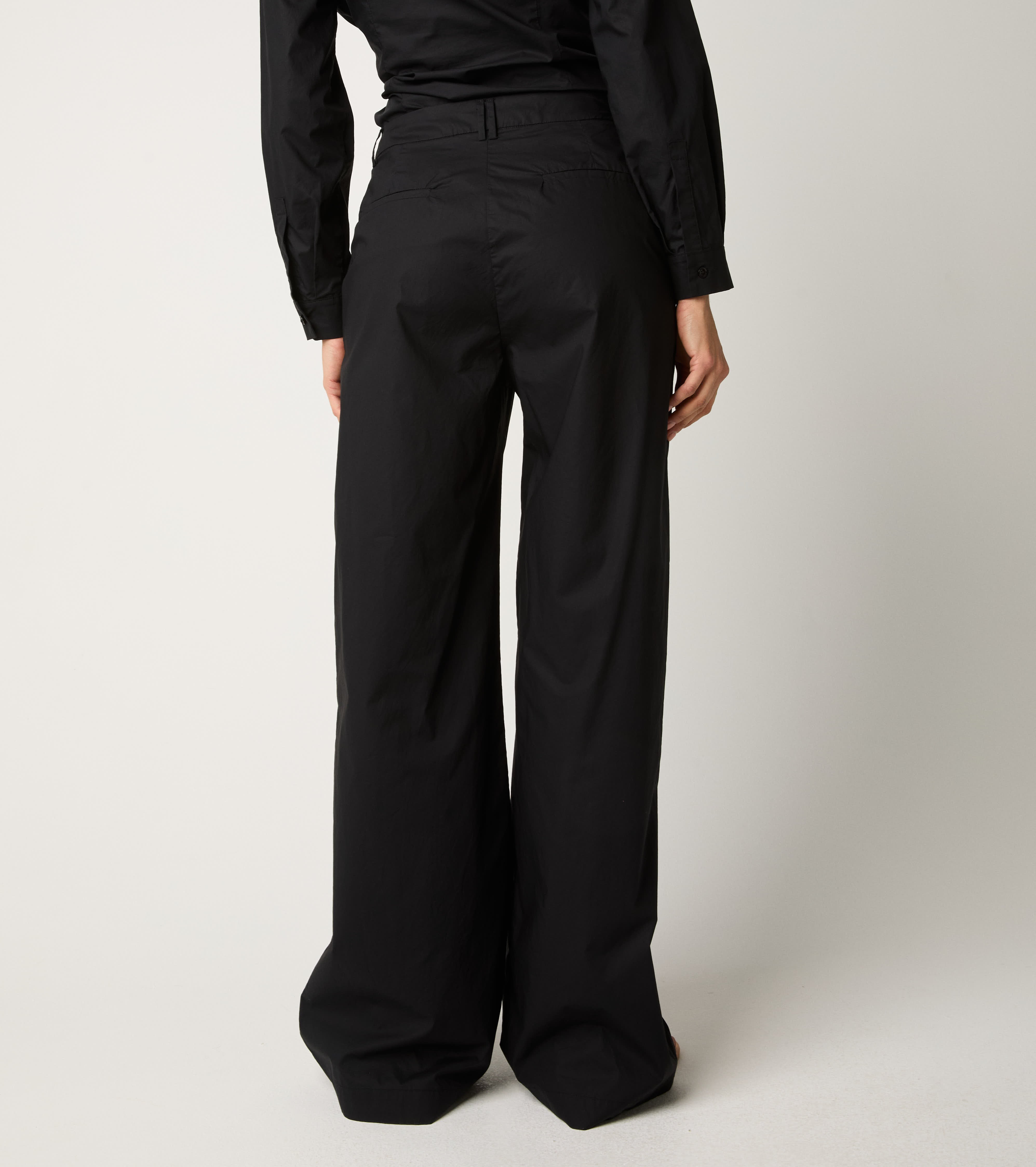 Cotton trousers with black crease