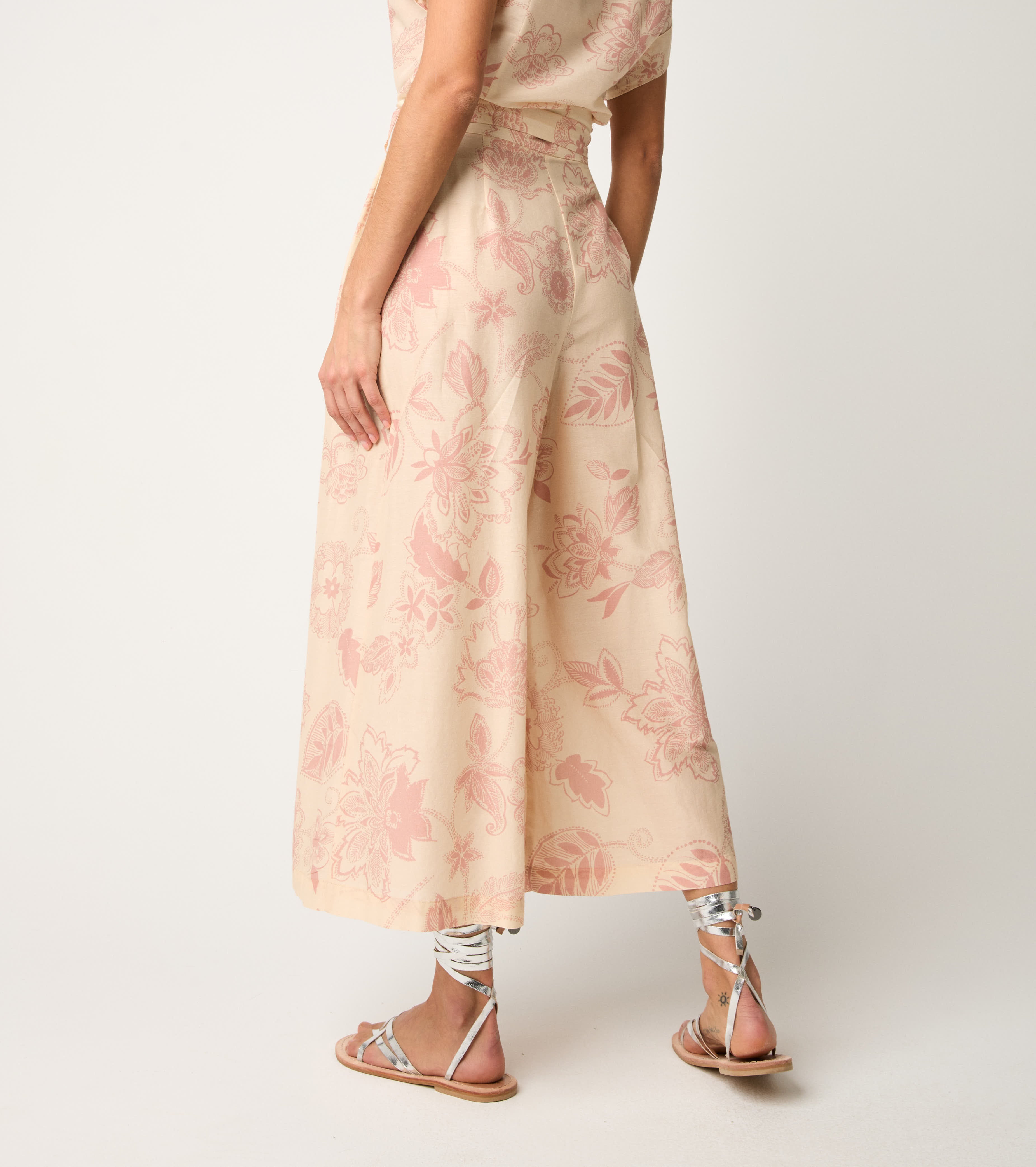 Cropped trousers with belt and wine darts