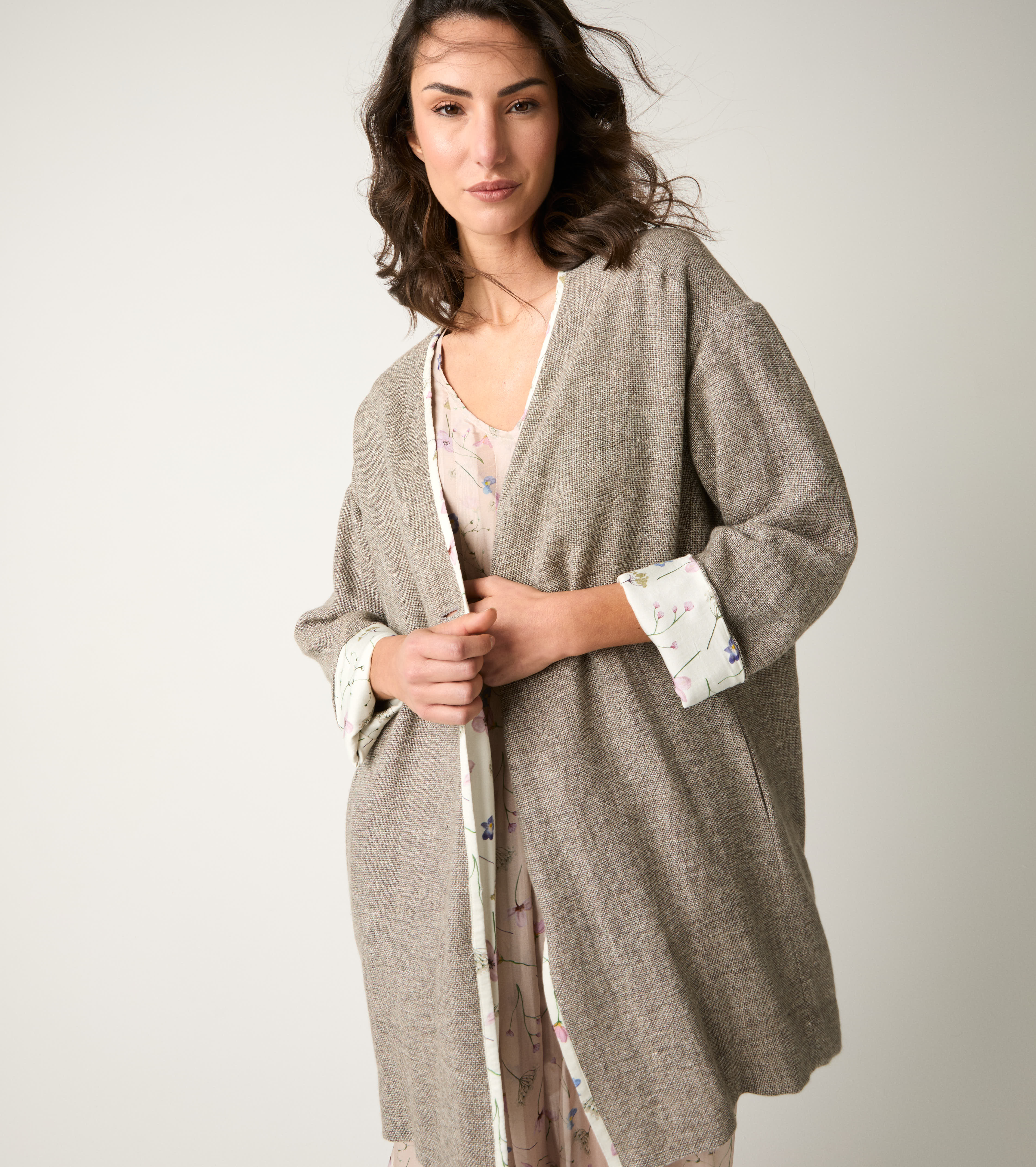 Cappotto in misto lino con scollo a V tortora