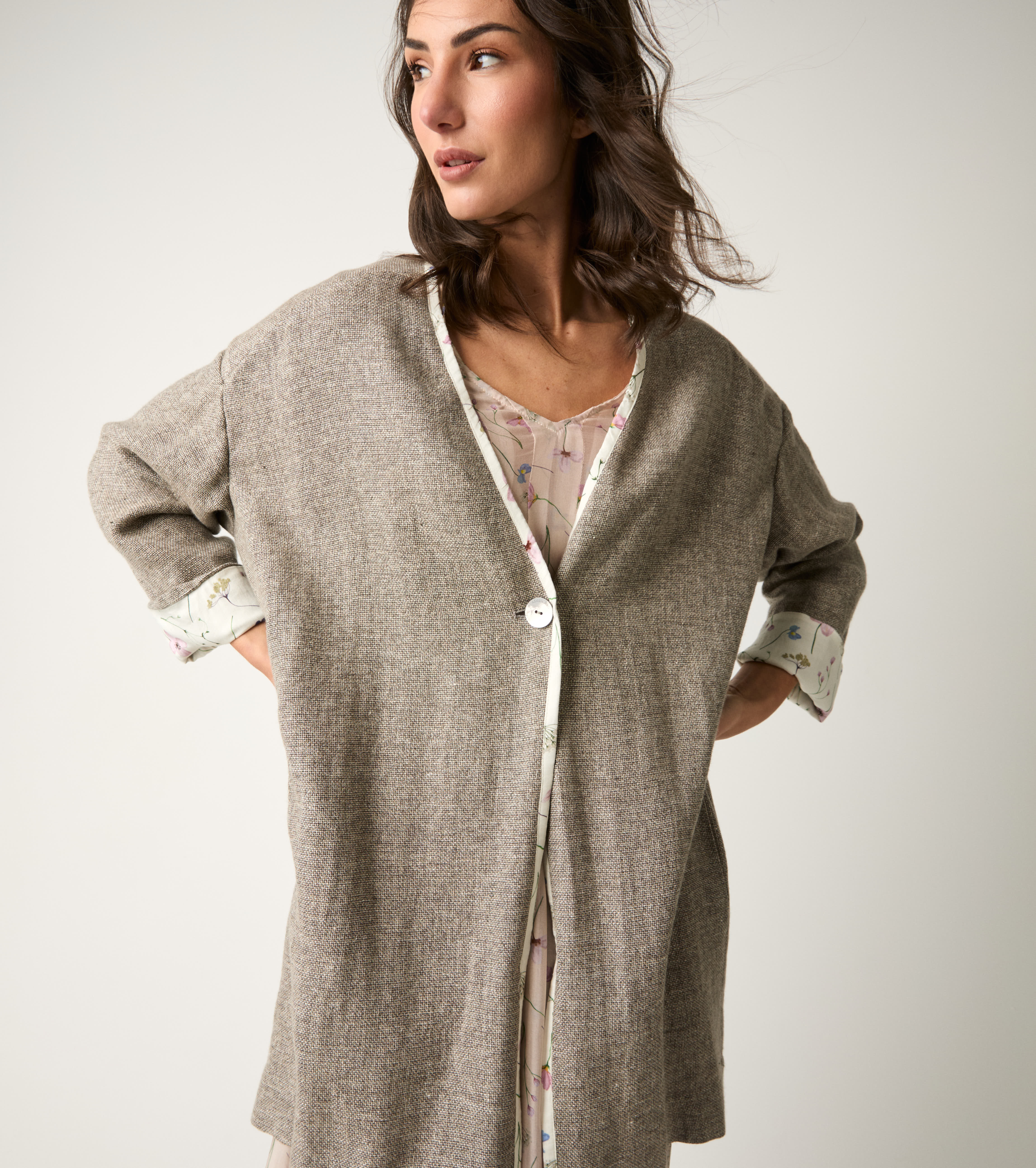 Cappotto in misto lino con scollo a V tortora