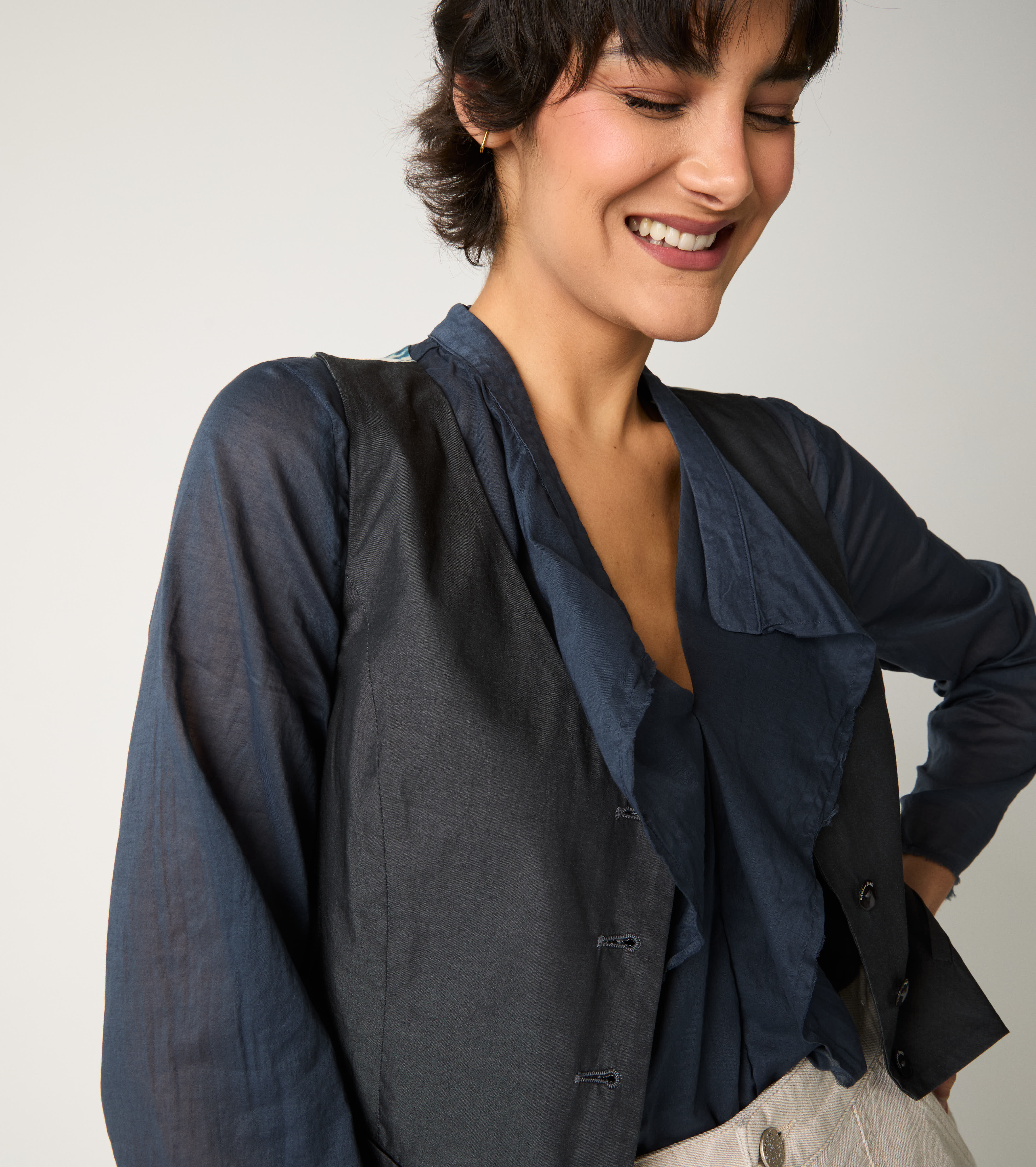 V-neck waistcoat with midnight pockets