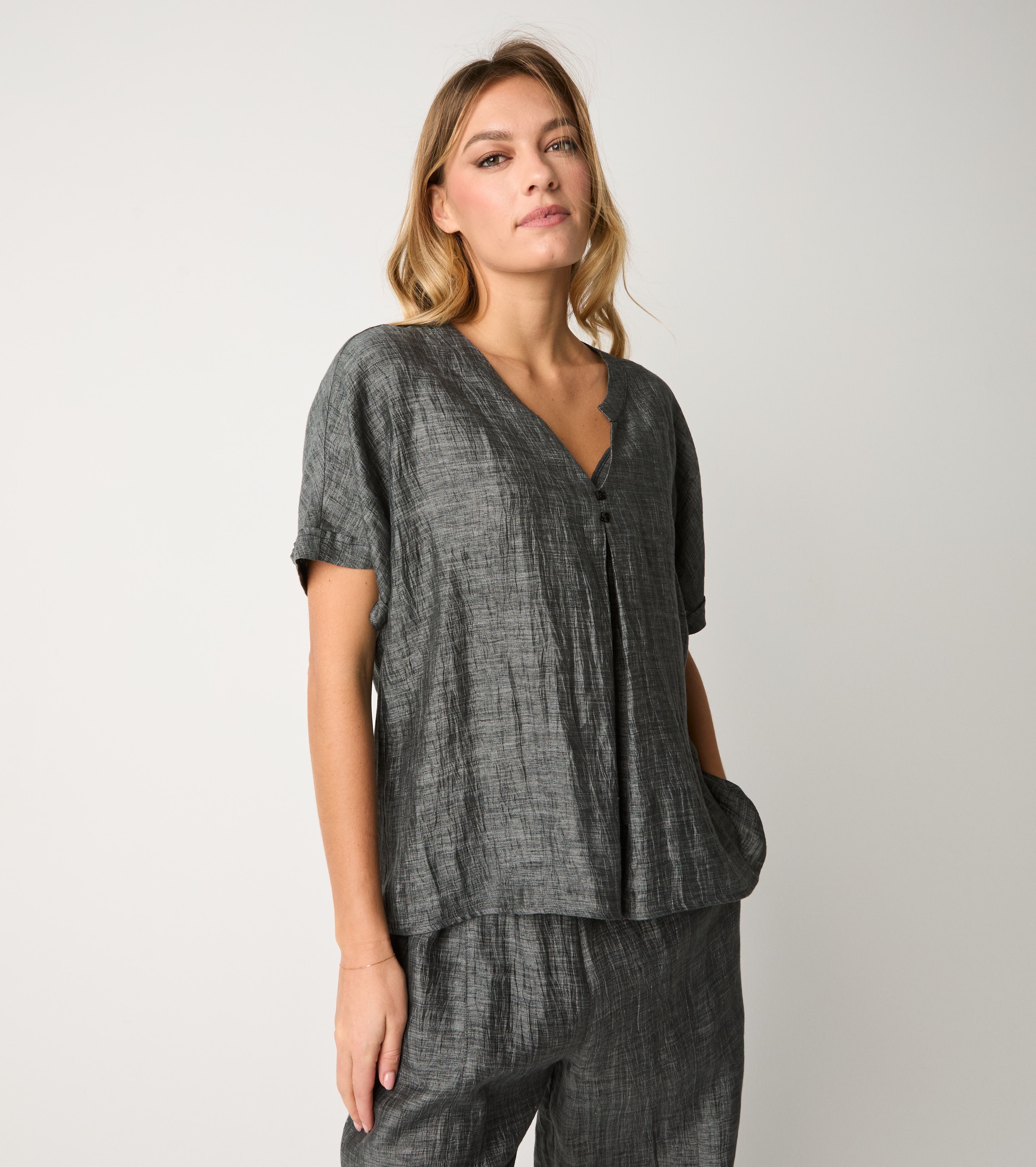Blusa con maniche corte e bottoni asfalto