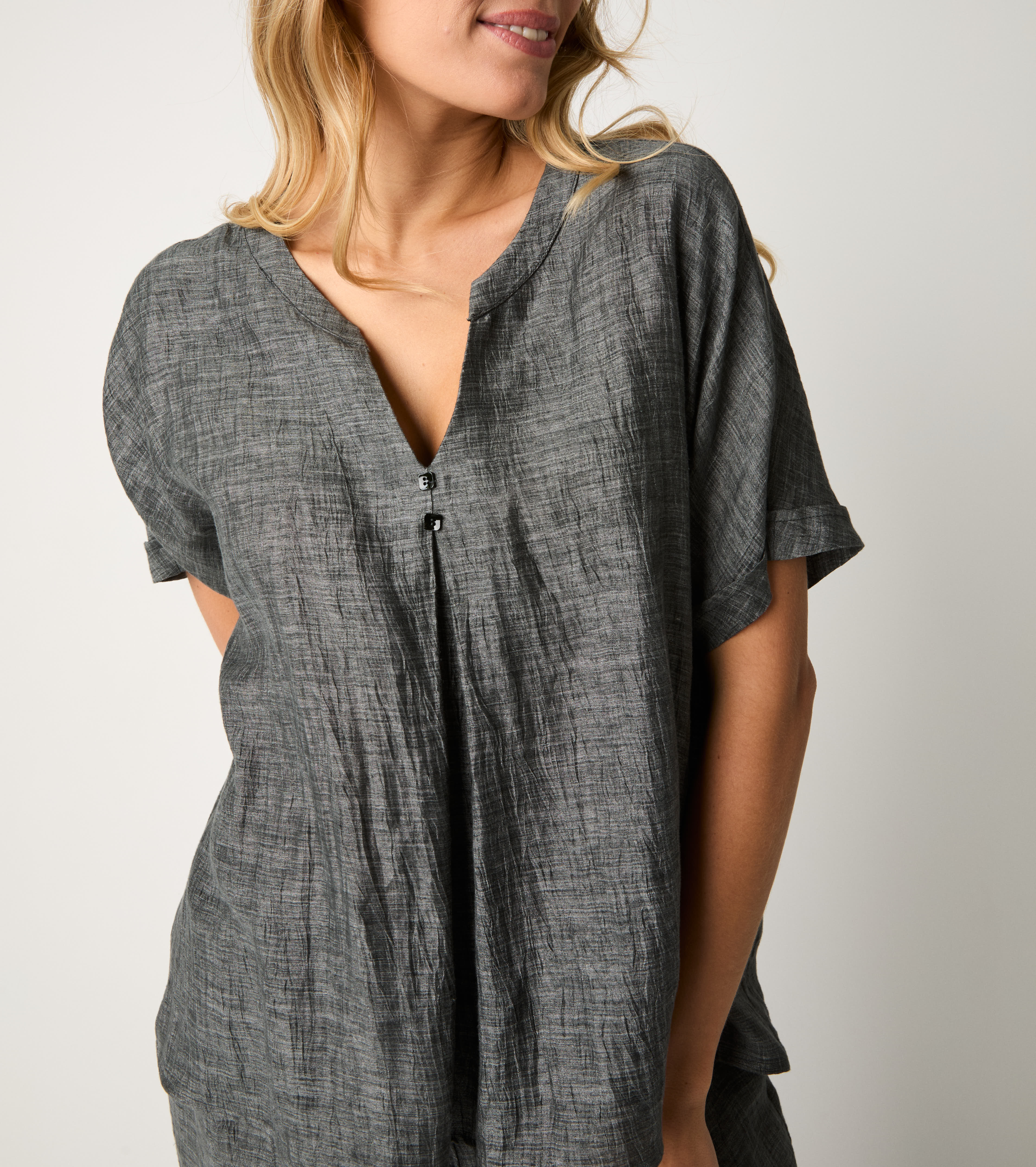 Blusa con maniche corte e bottoni asfalto