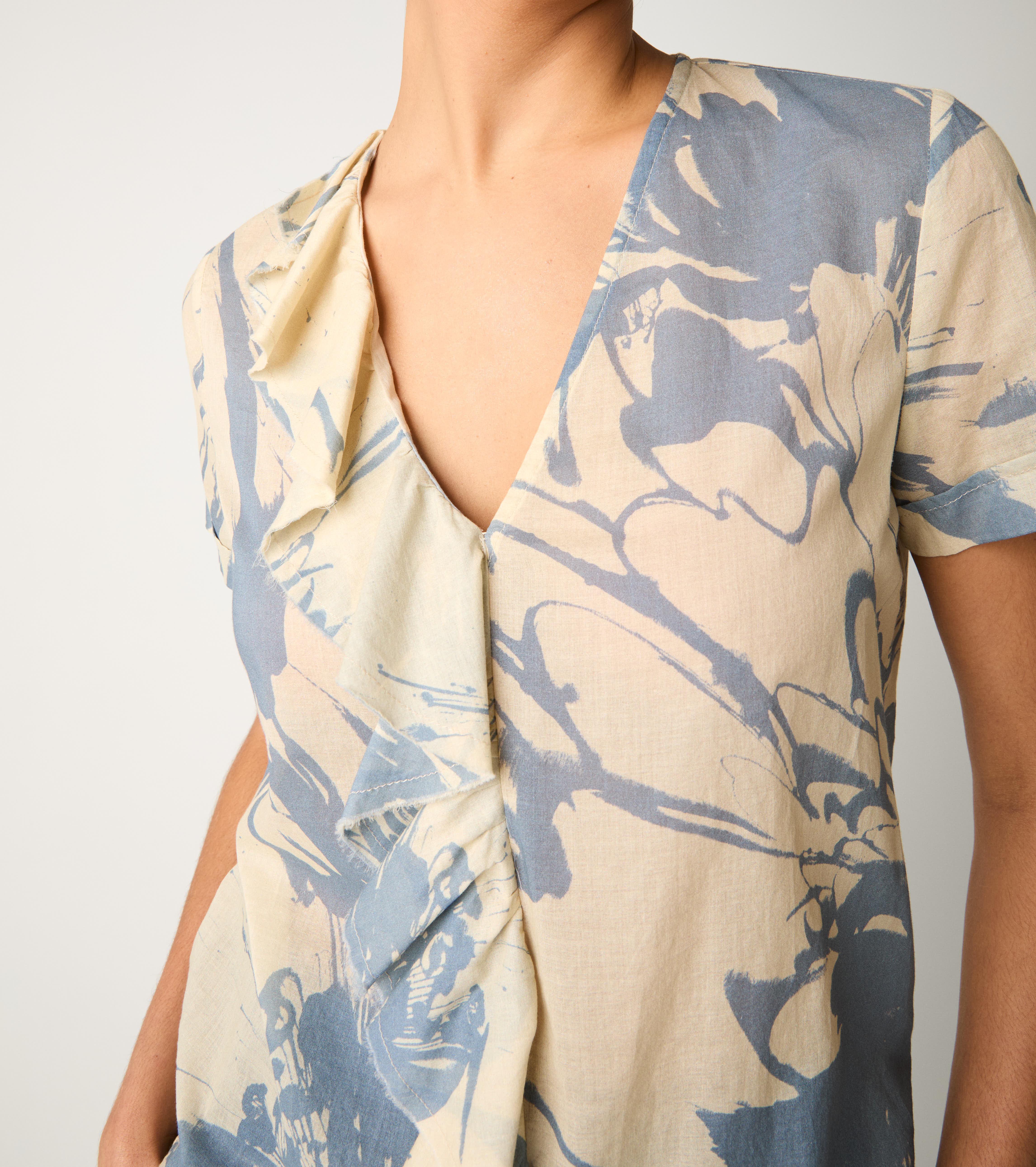 Blusa con stampa e rouches fiore