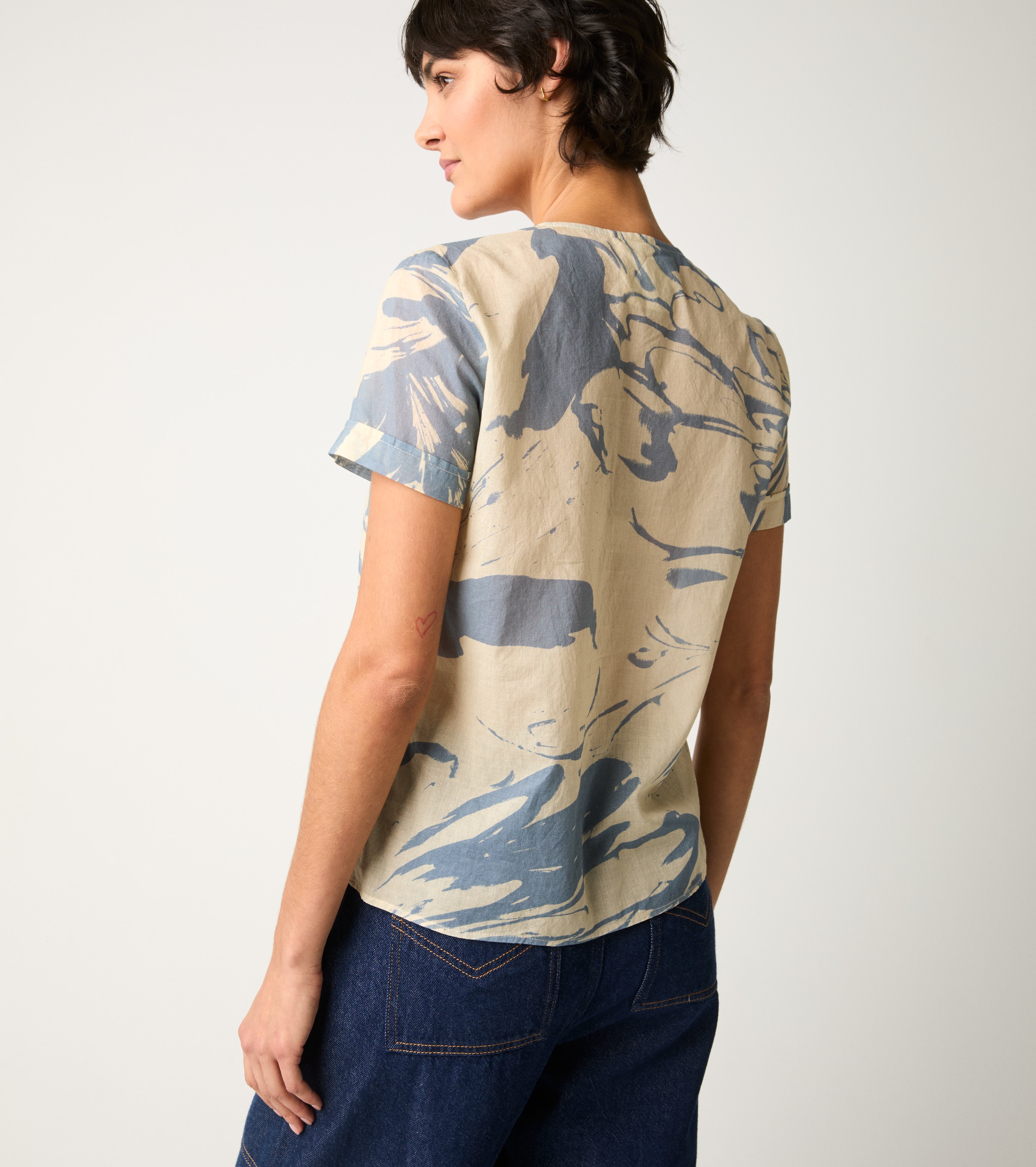 Blusa con stampa e rouches fiore