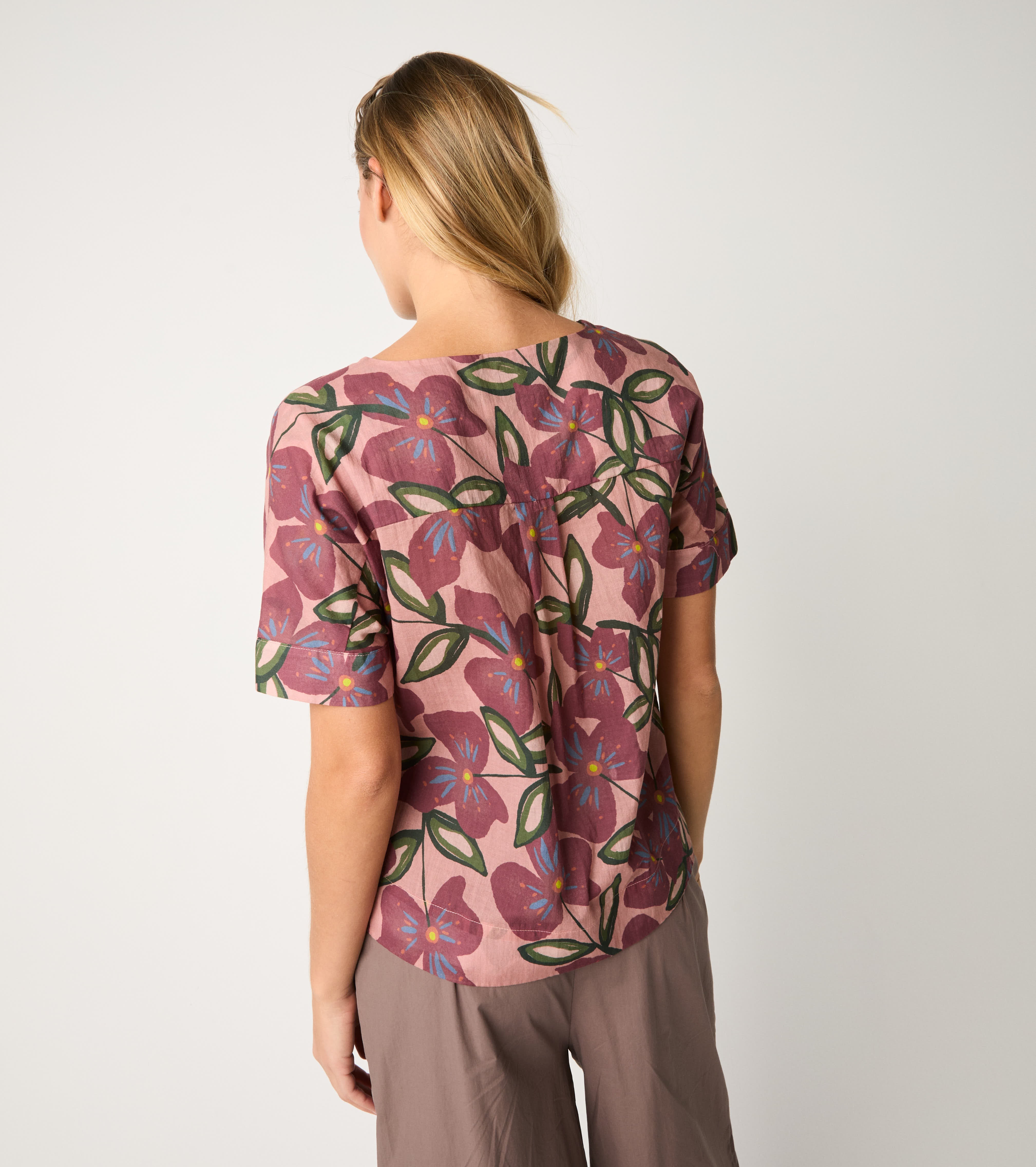 T-shirt with floral print flowers