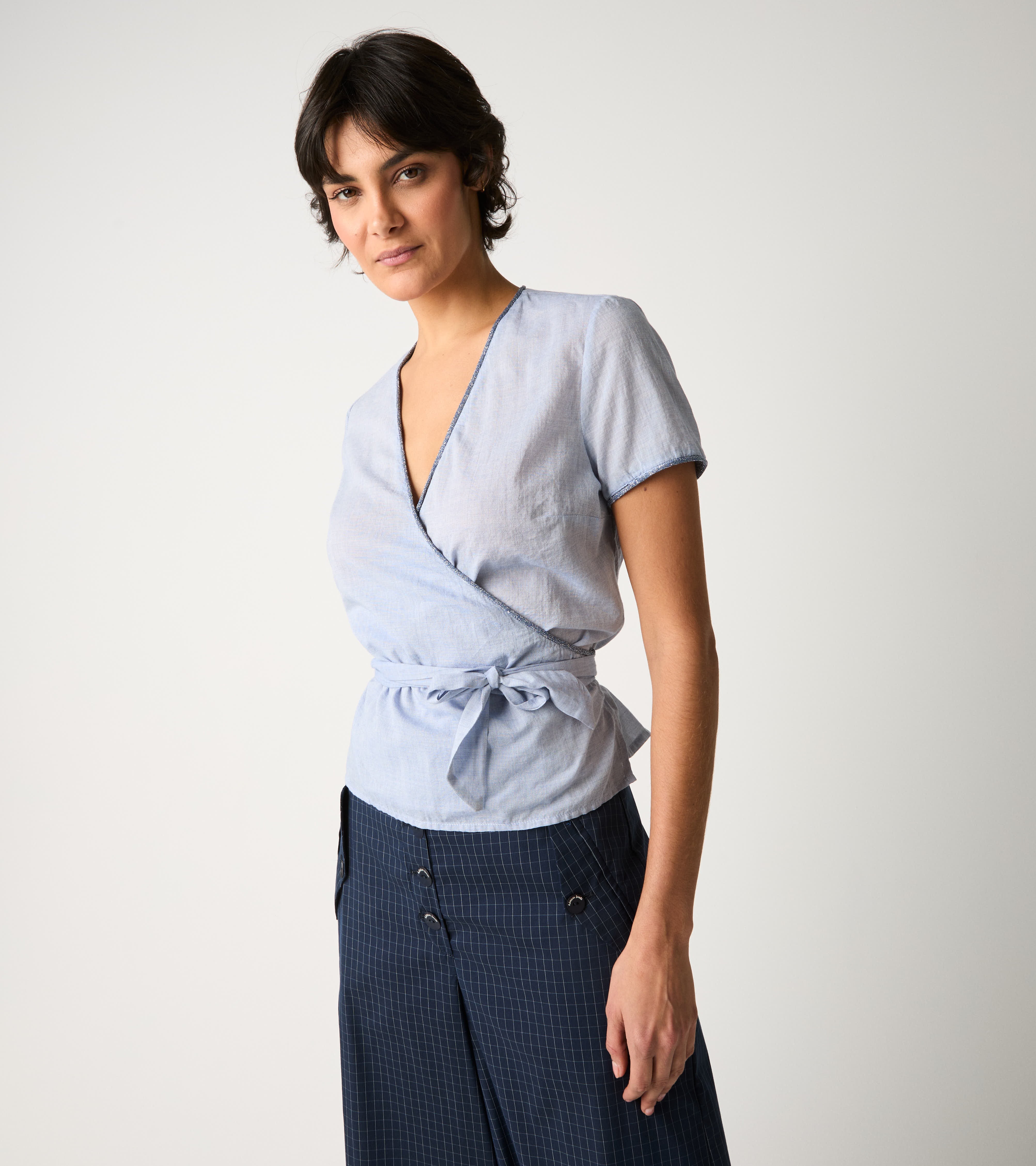 Blusa con cintura e fiocco carta