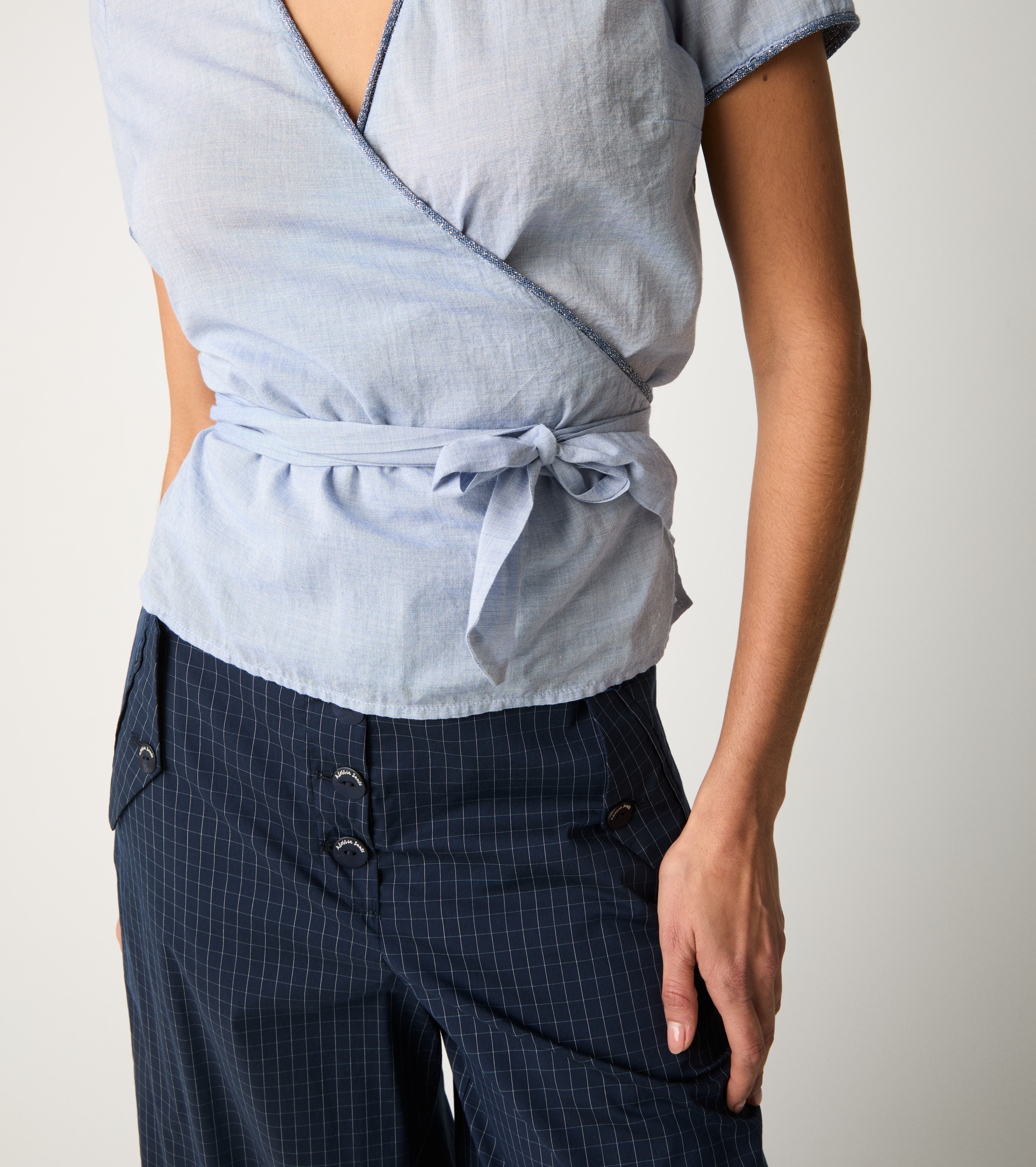Blusa con cintura e fiocco carta