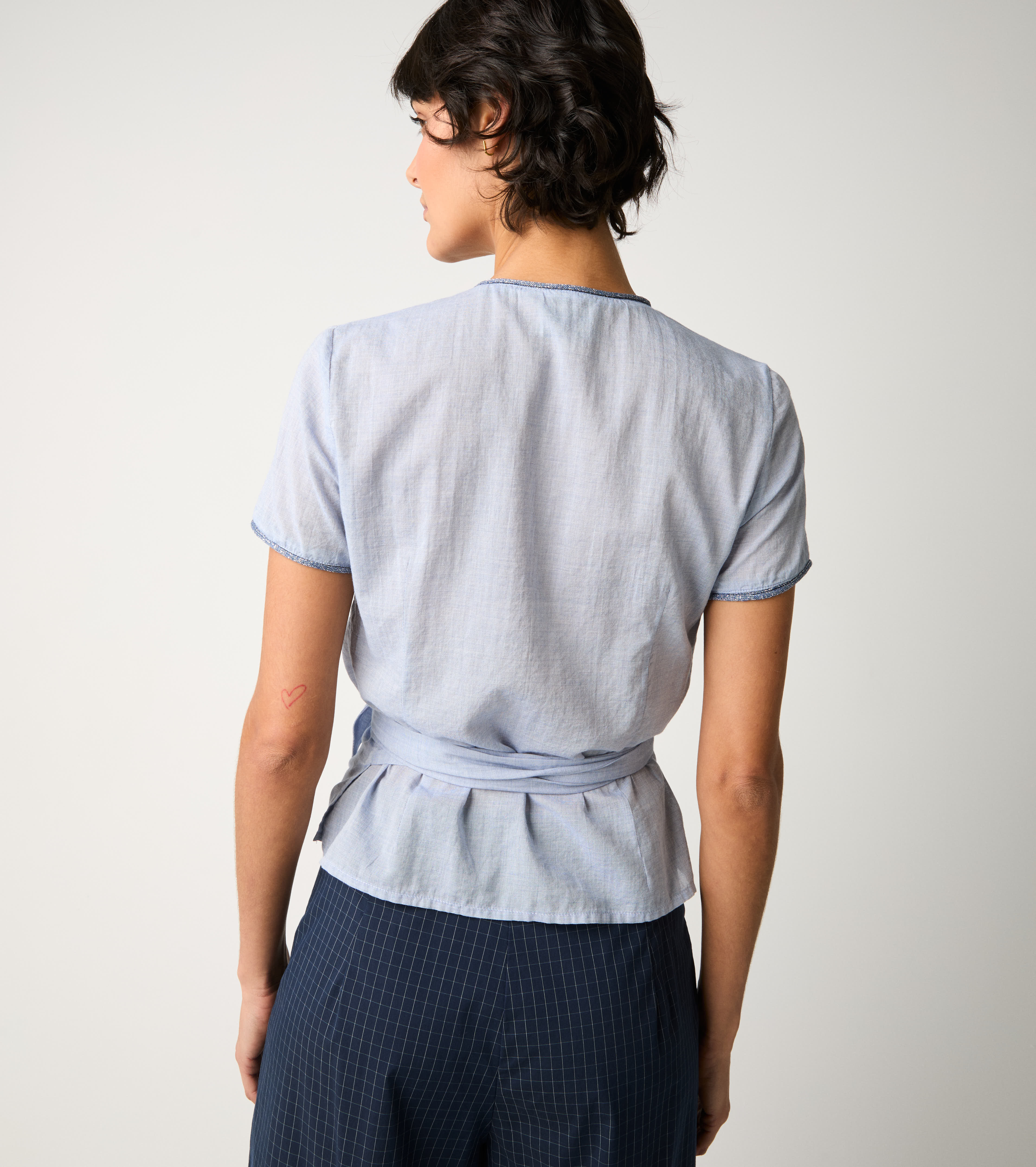Blusa con cintura e fiocco carta