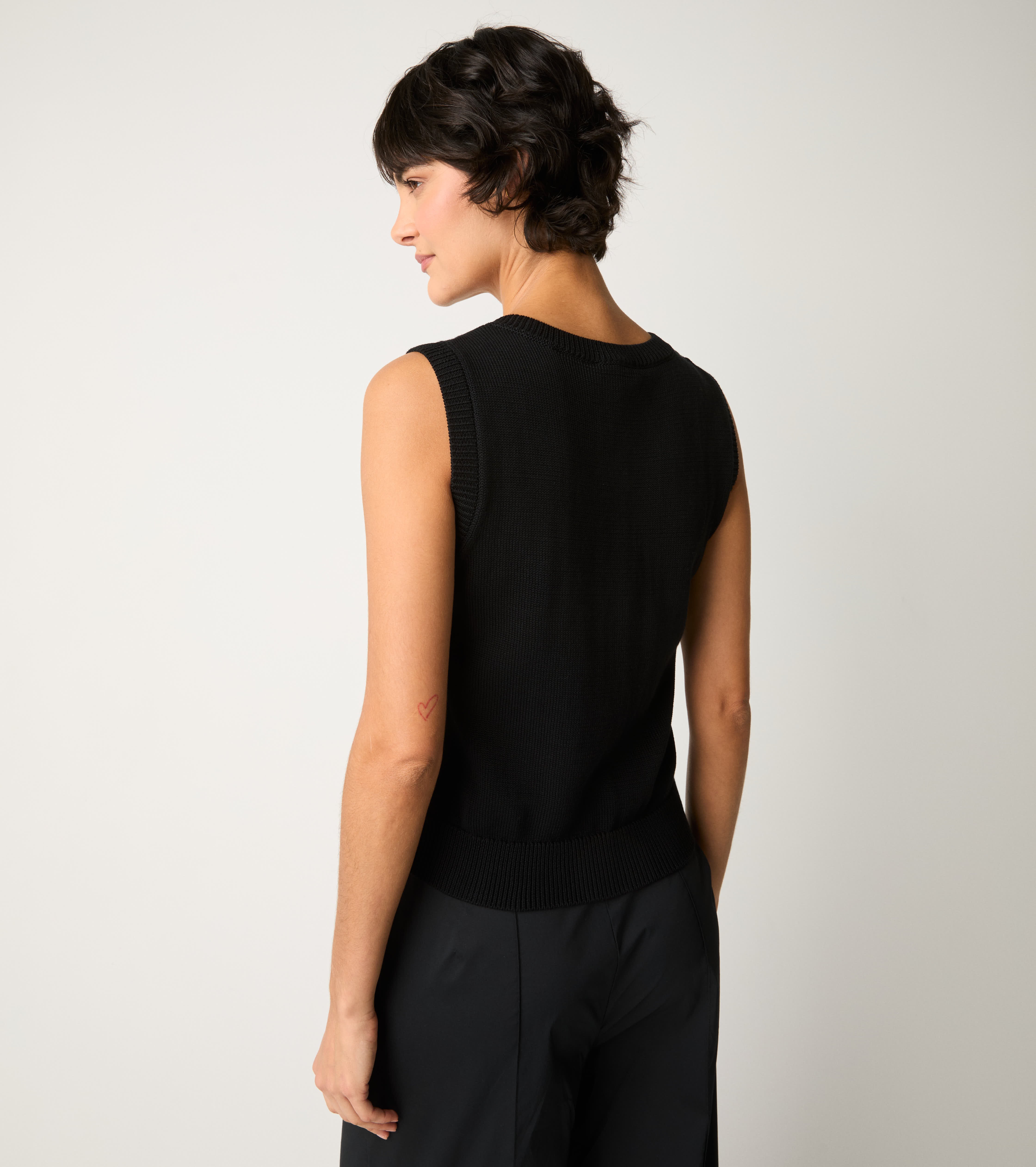 Knitted waistcoat with black pockets