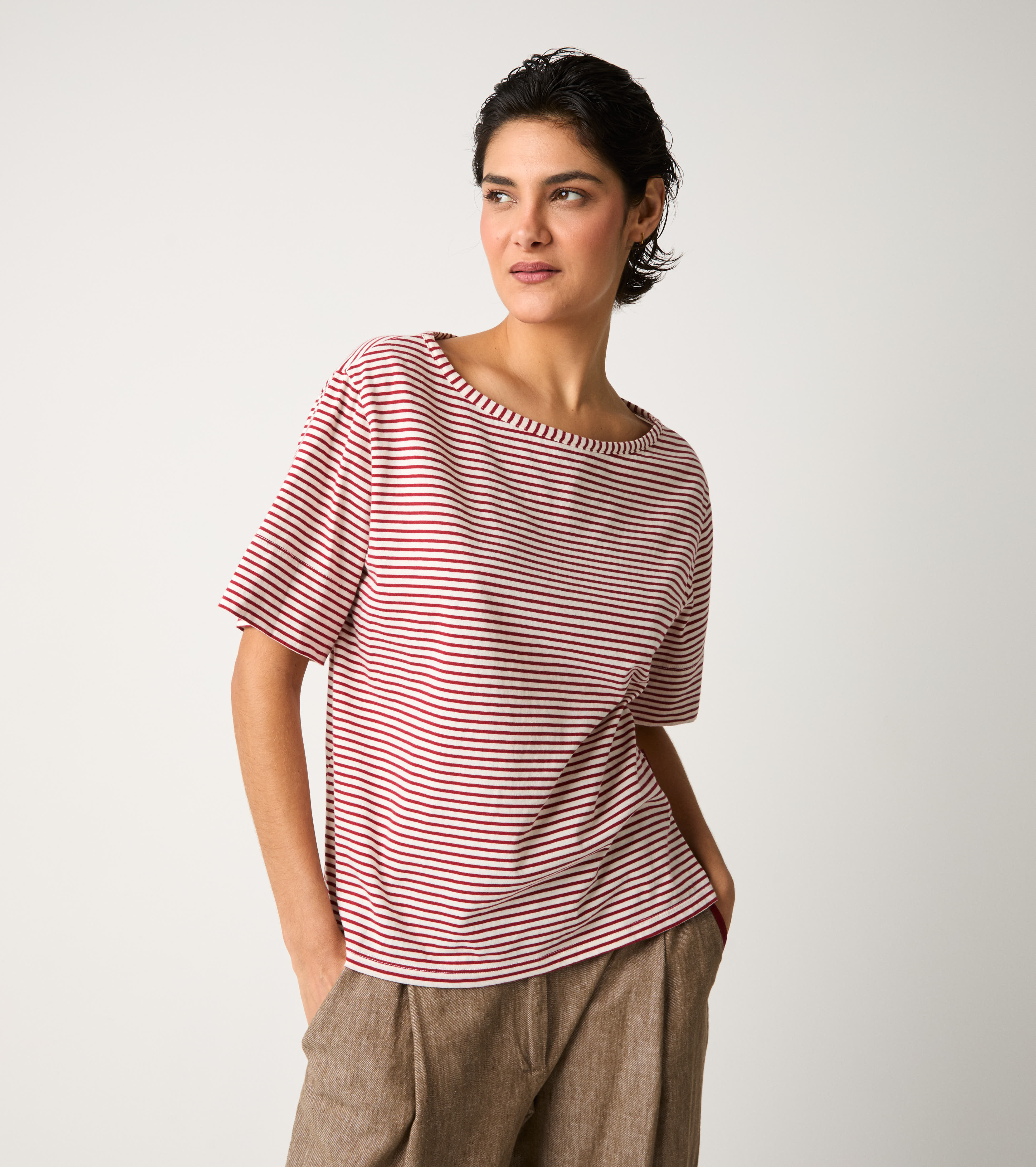 T-shirt a righe con scollo a barca bordeaux
