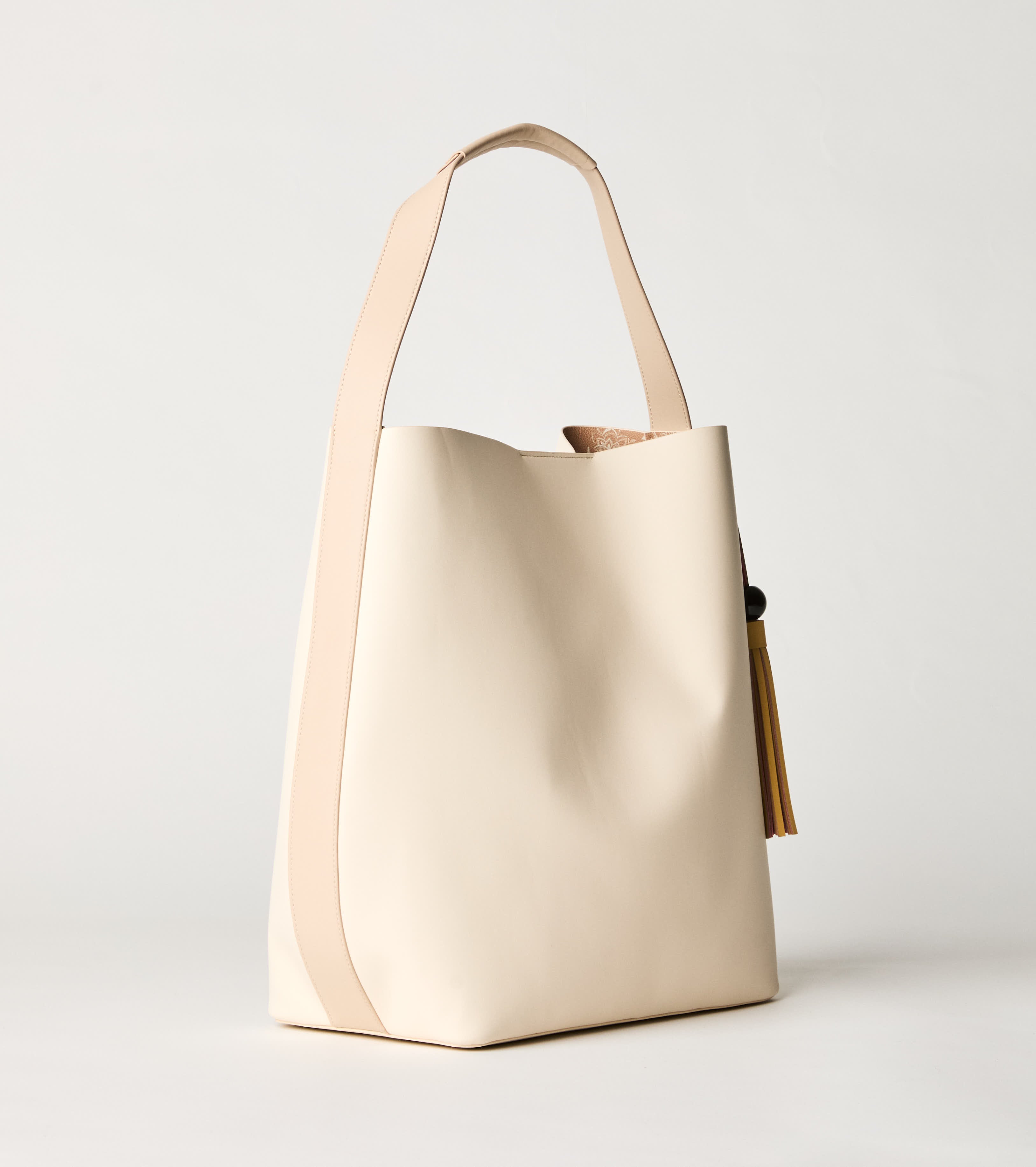 Shoulder bag with butter tassels