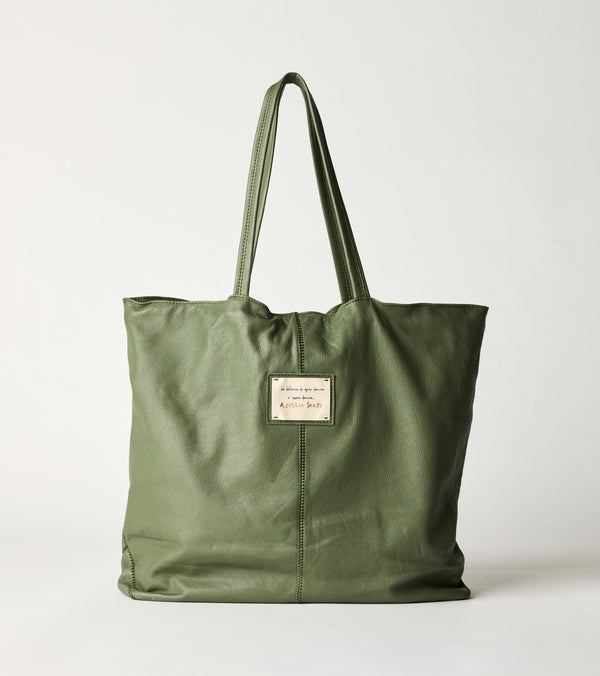 Shopping bag with oregano logo patch