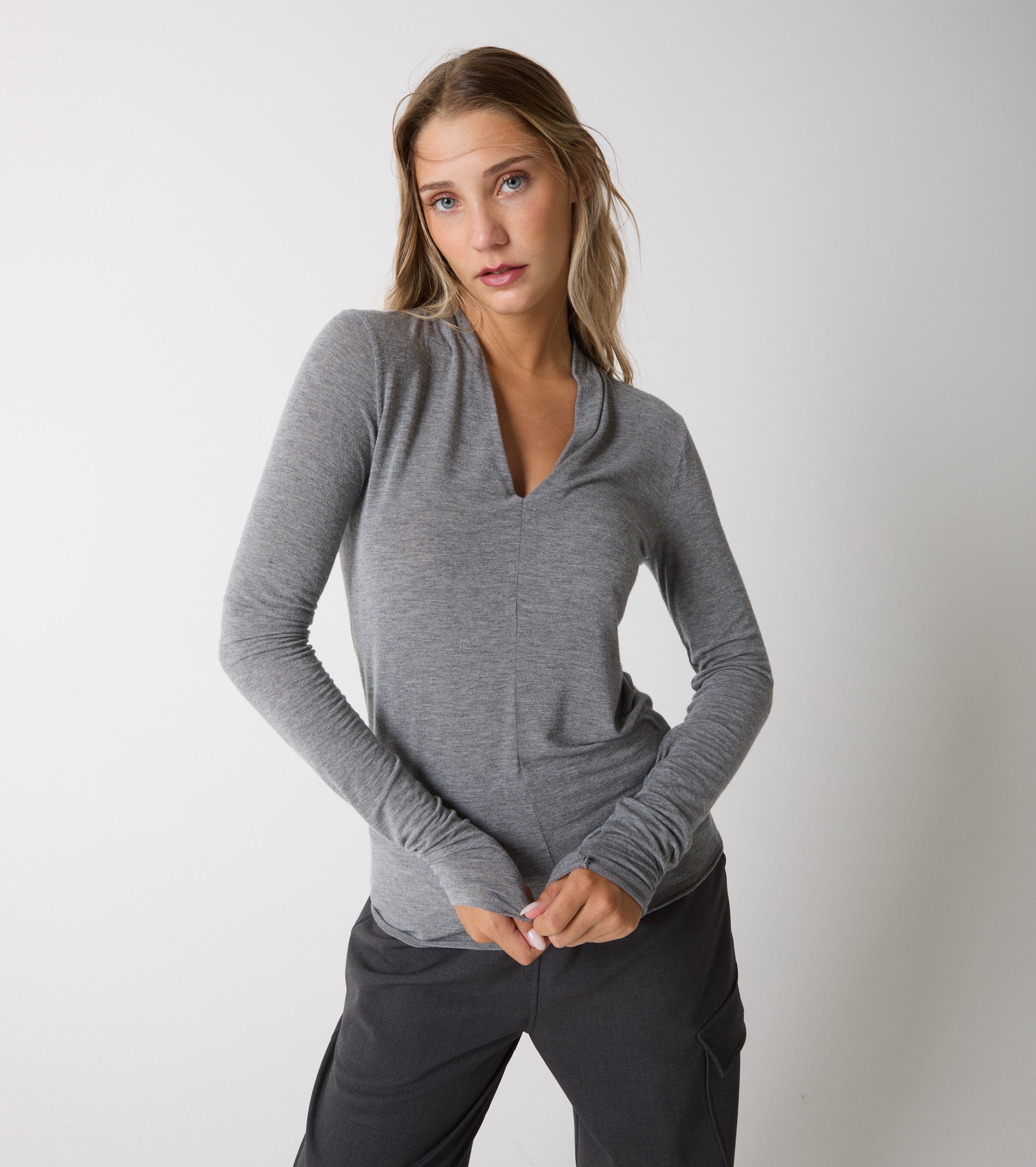 T-shirt in cashmere con scollo a V