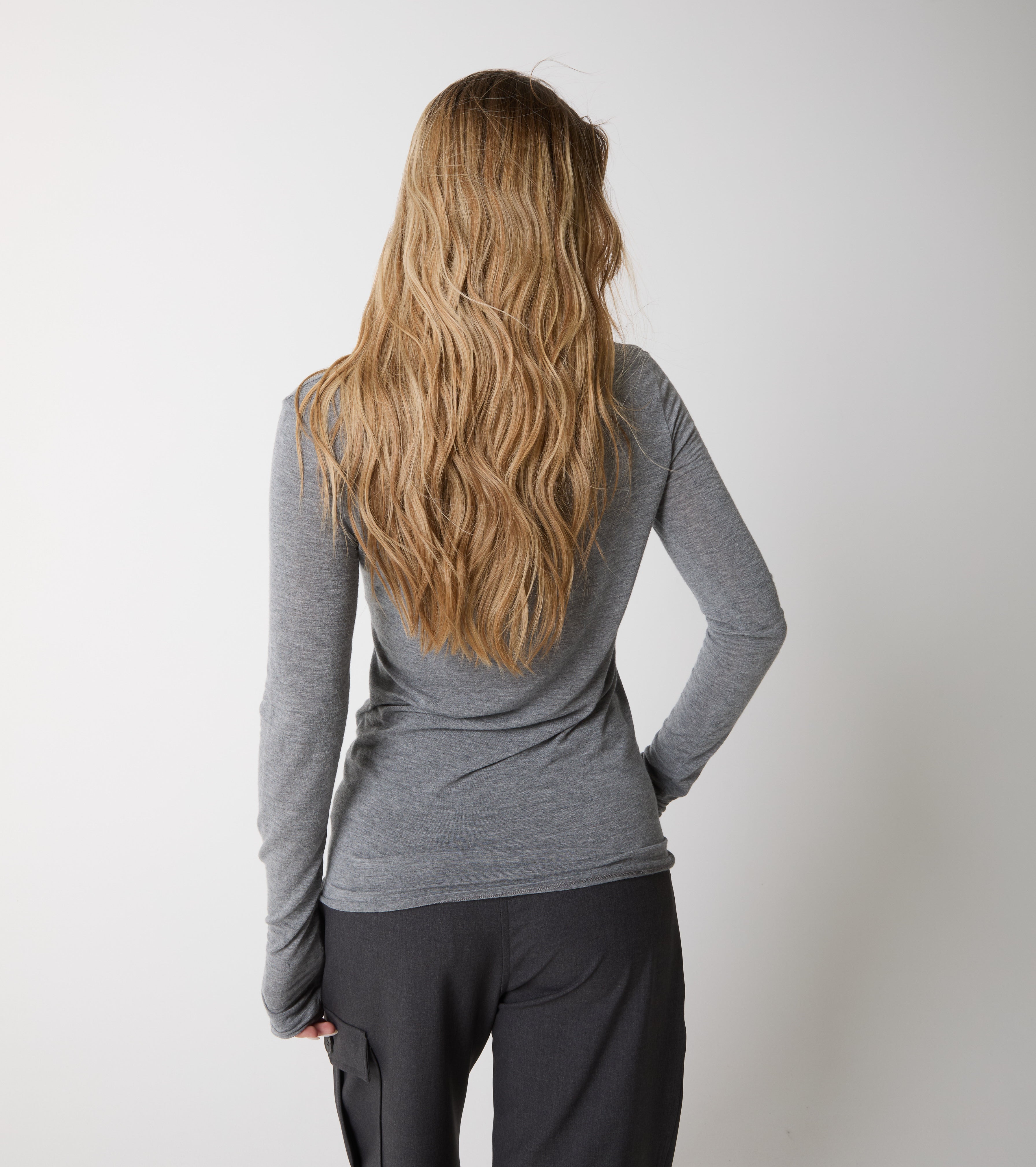 T-shirt in cashmere con scollo a V