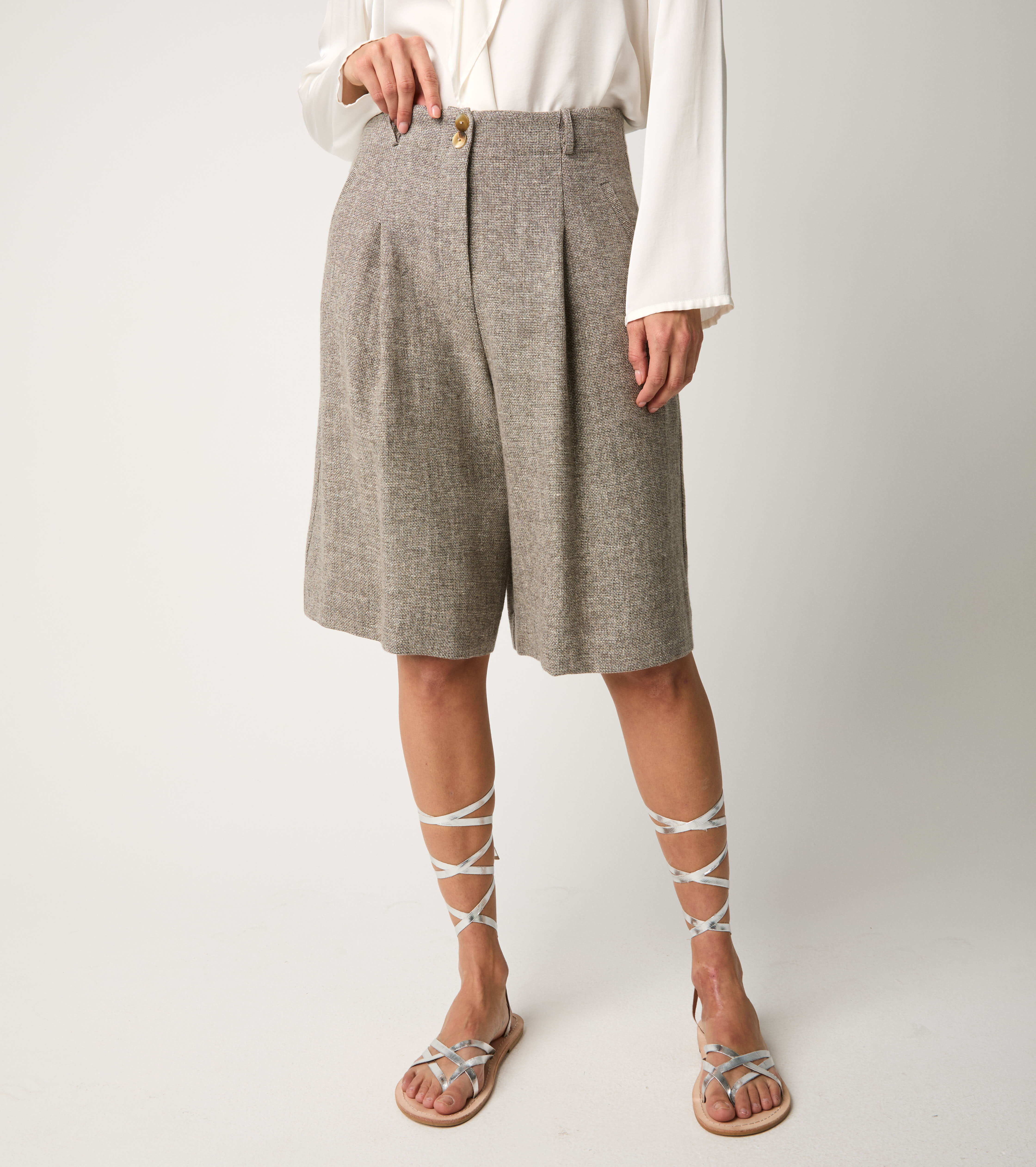 Къси панталони от ленена вълна с тъмнокафяви дръжки