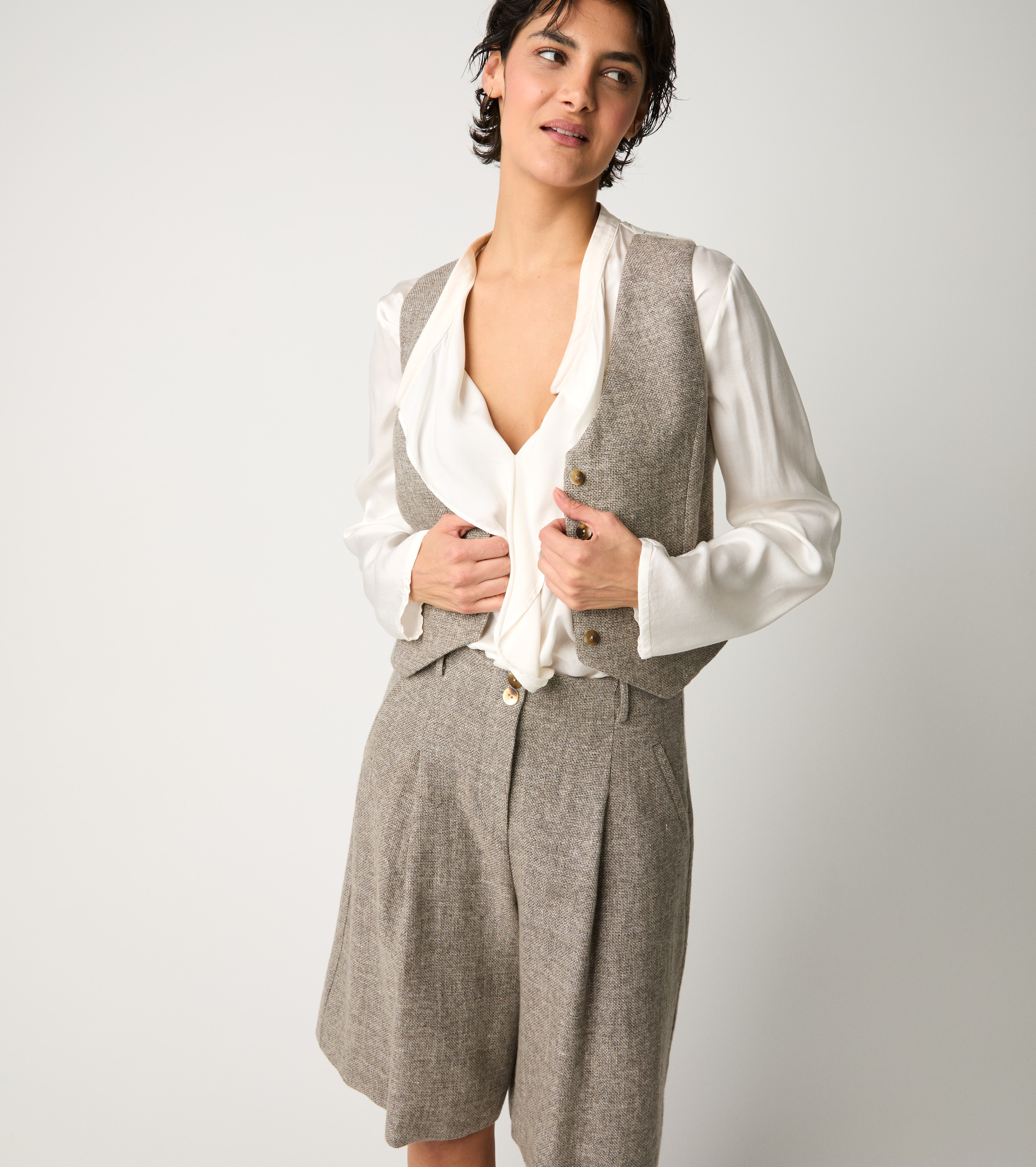 Waistcoat with welt pockets dove grey