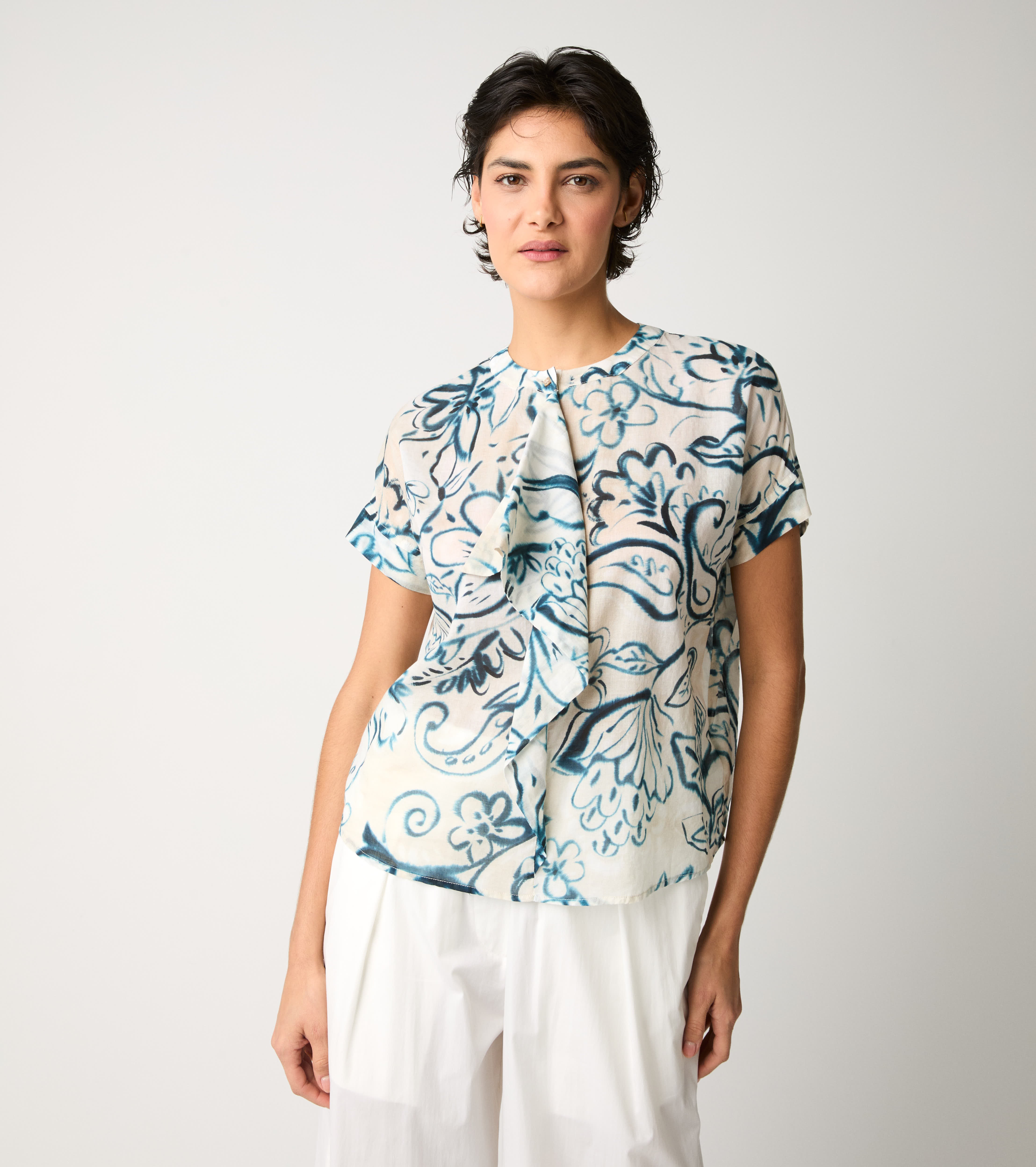 Blusa girocollo con rouches fiore