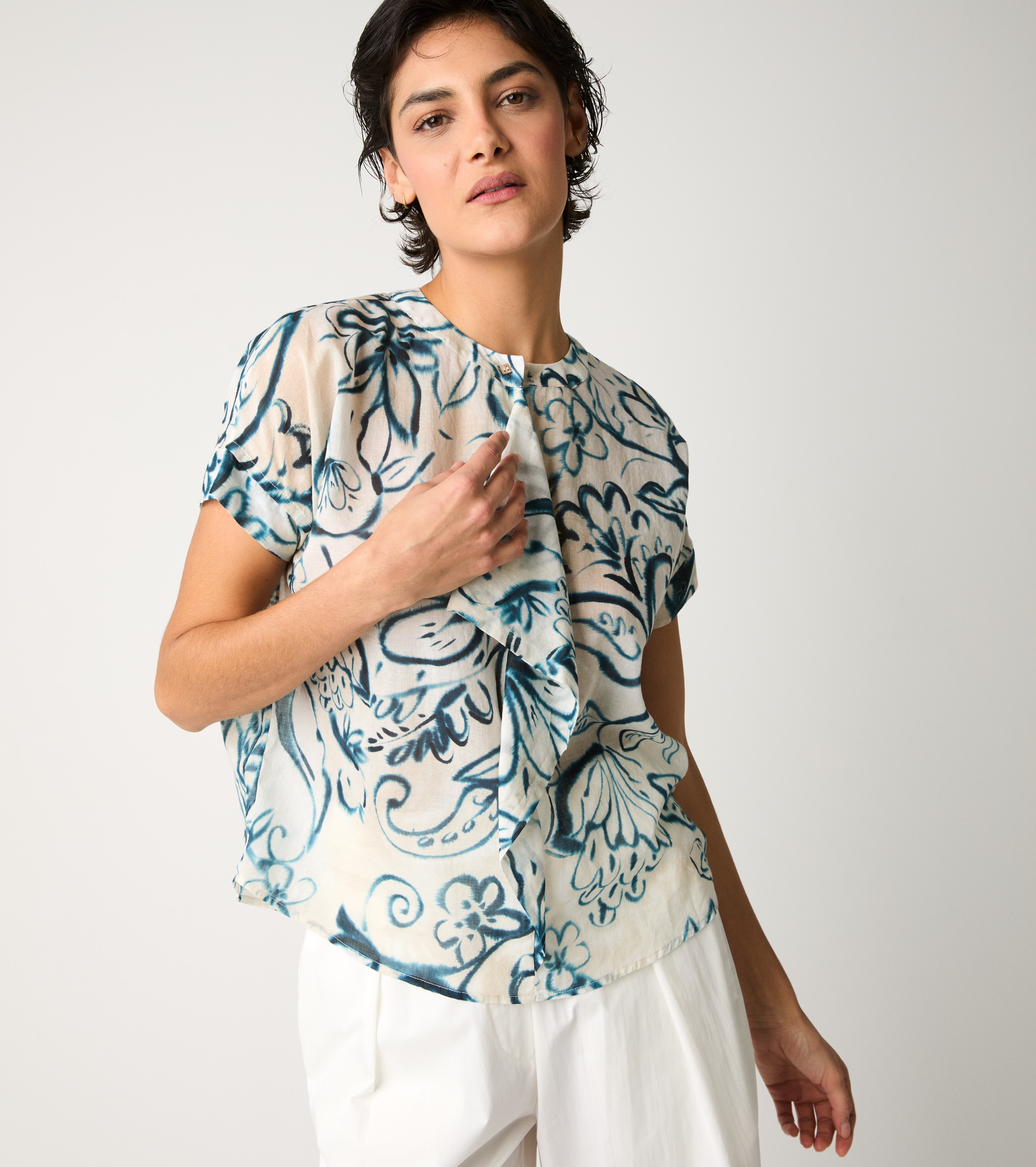 Blusa girocollo con rouches fiore