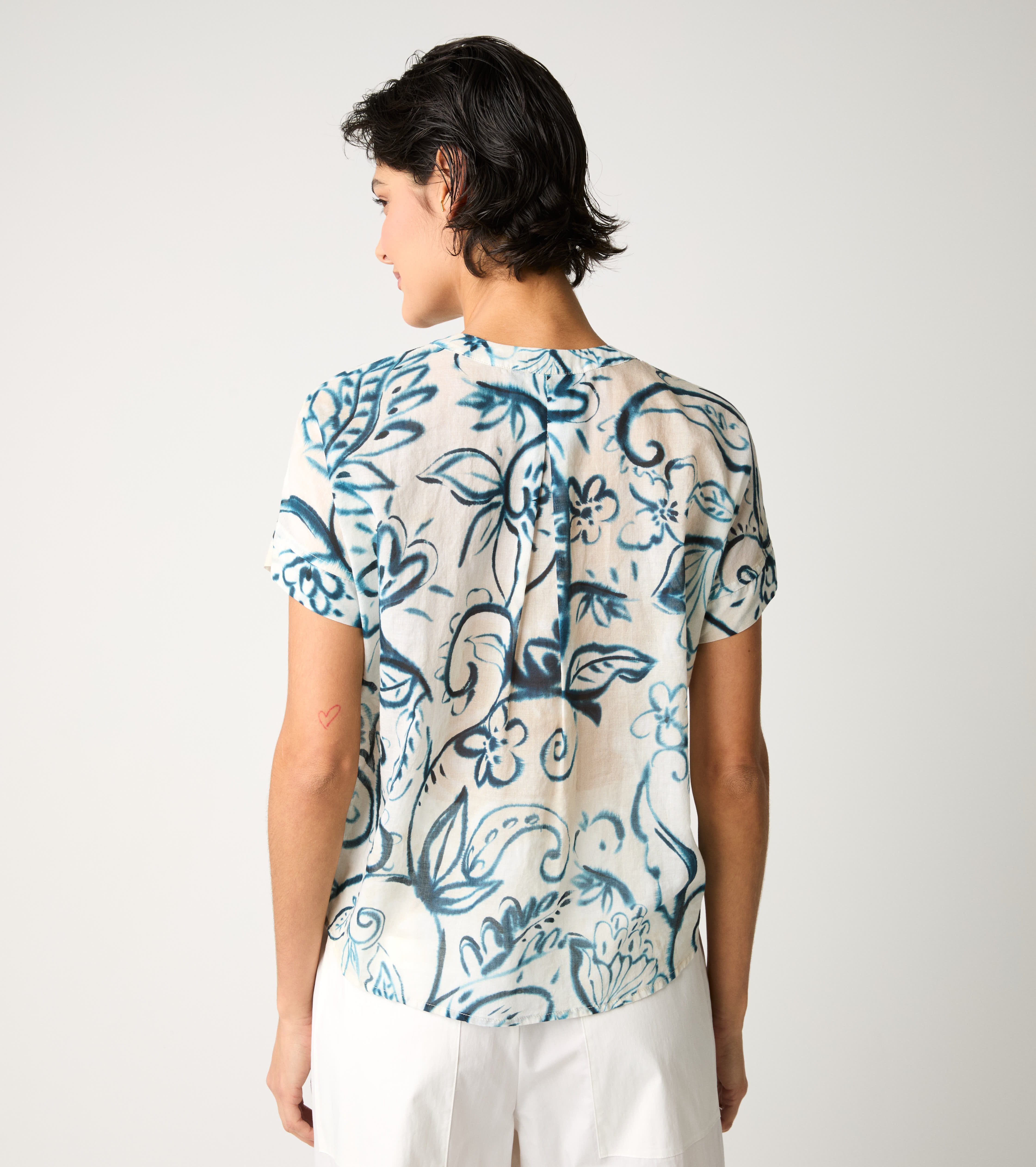 Blusa girocollo con rouches fiore