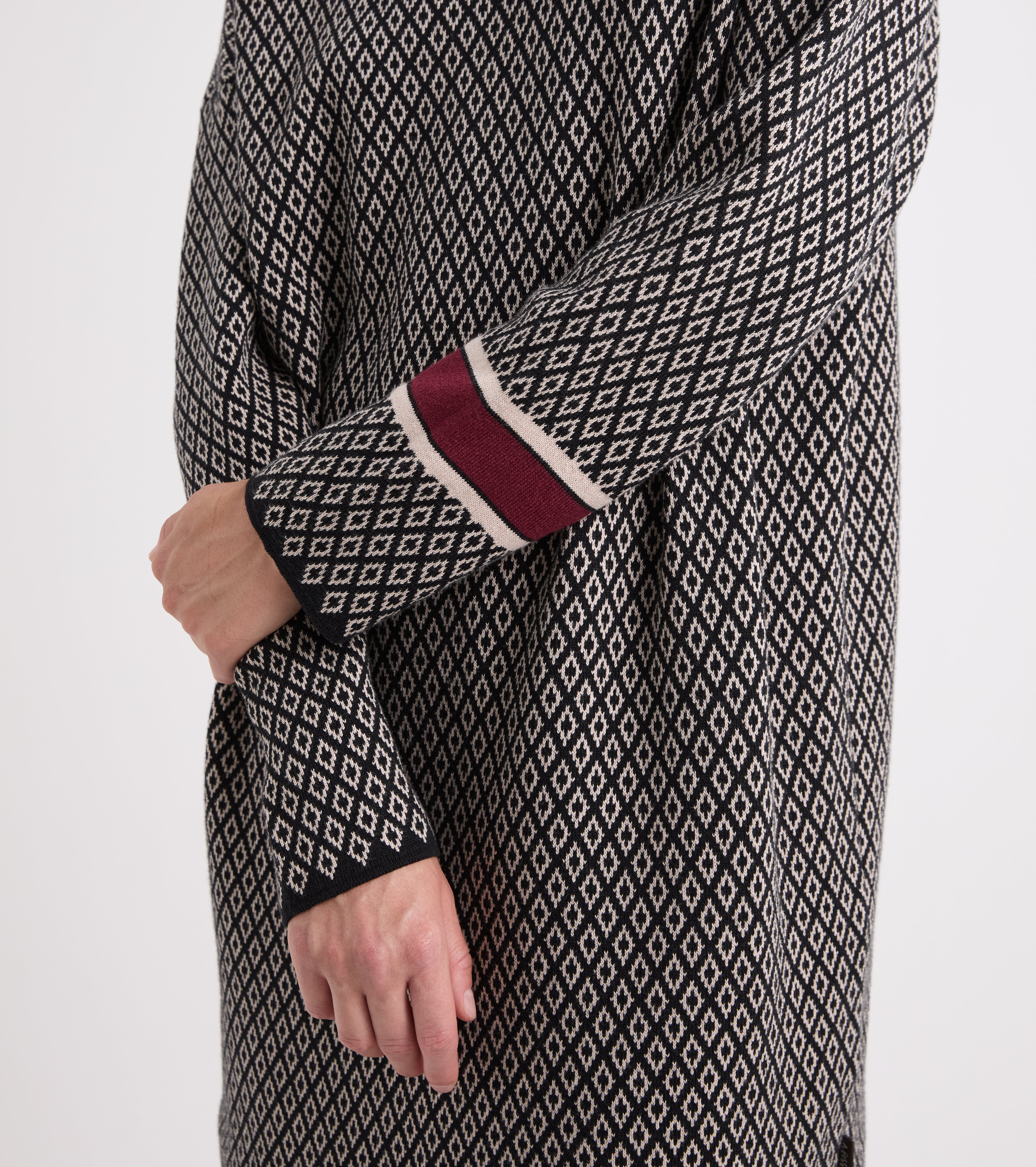 Vestido de punto con estampado geométrico en negro y beige