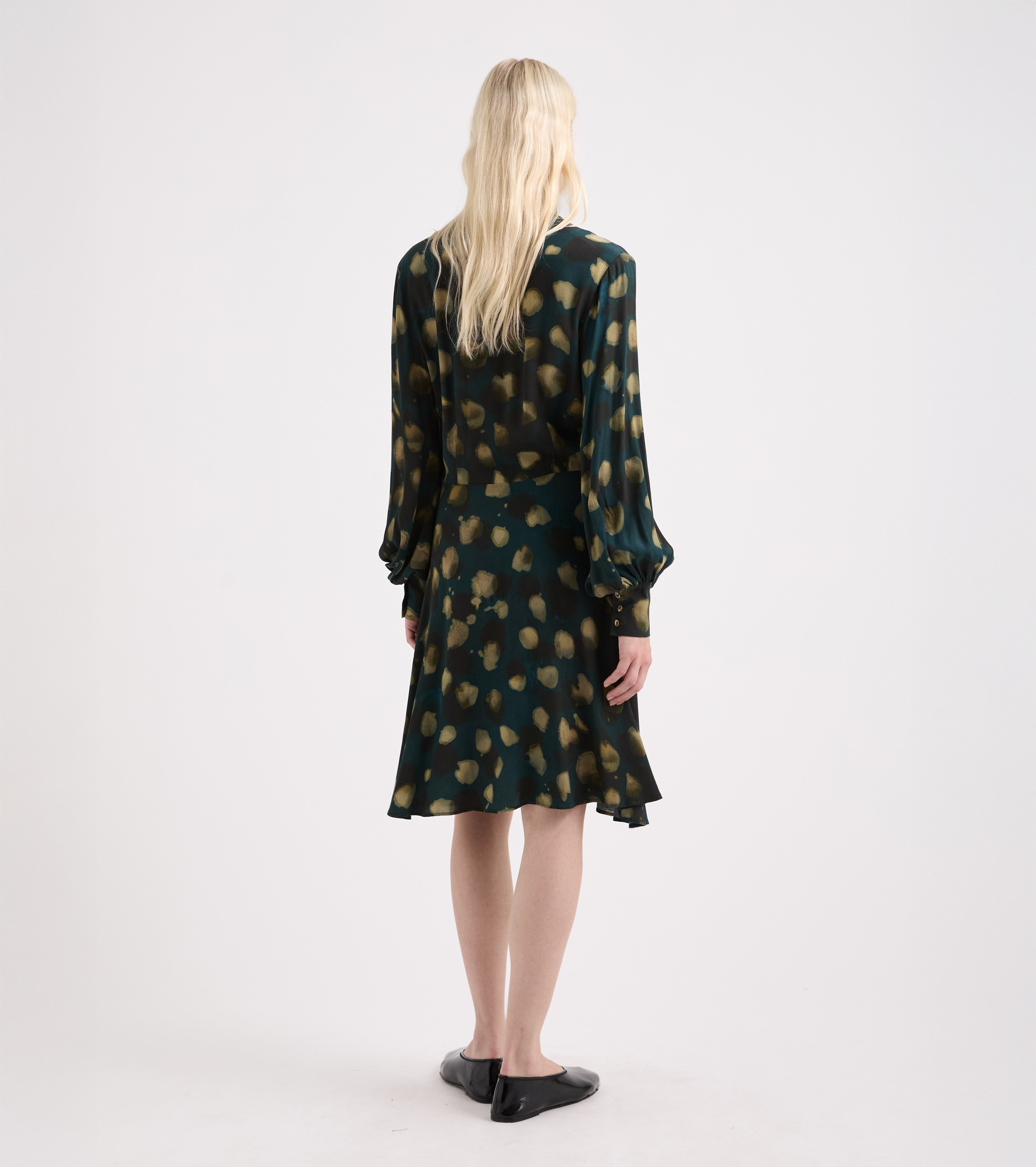 Vestido con cuello tipo pañuelo de lunares verdes