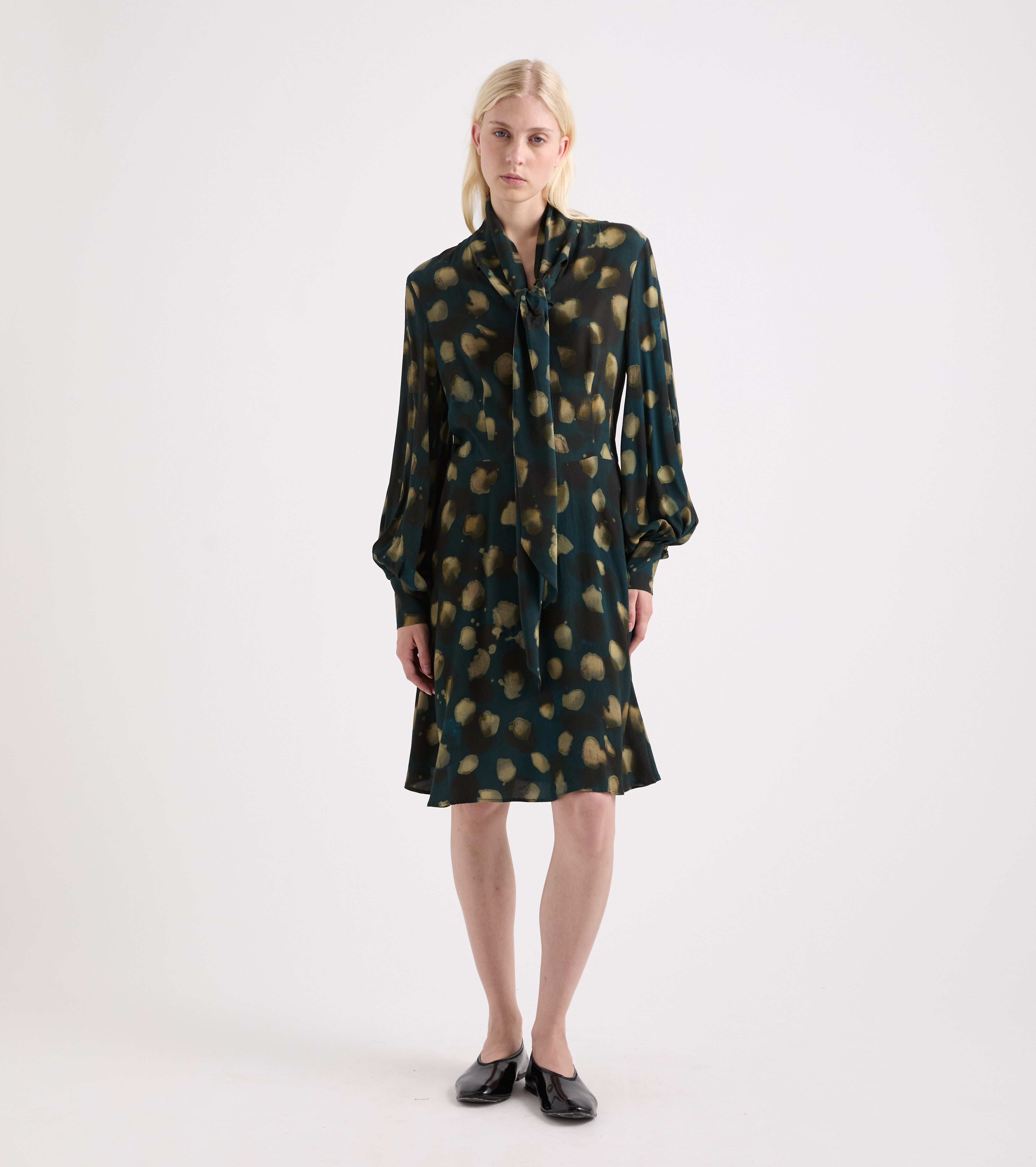 Vestido con cuello tipo pañuelo de lunares verdes