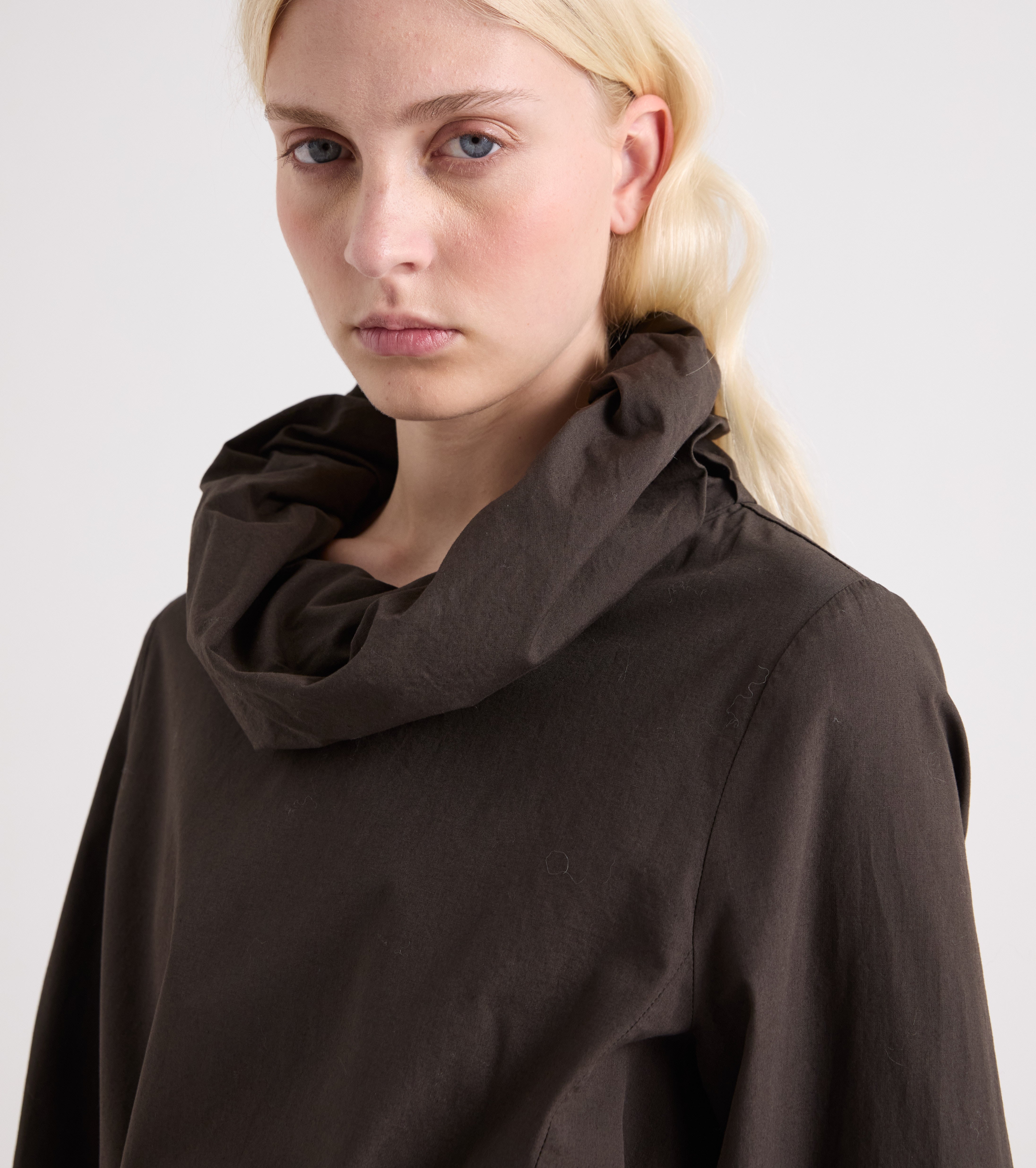 Abito da donna con collo alto