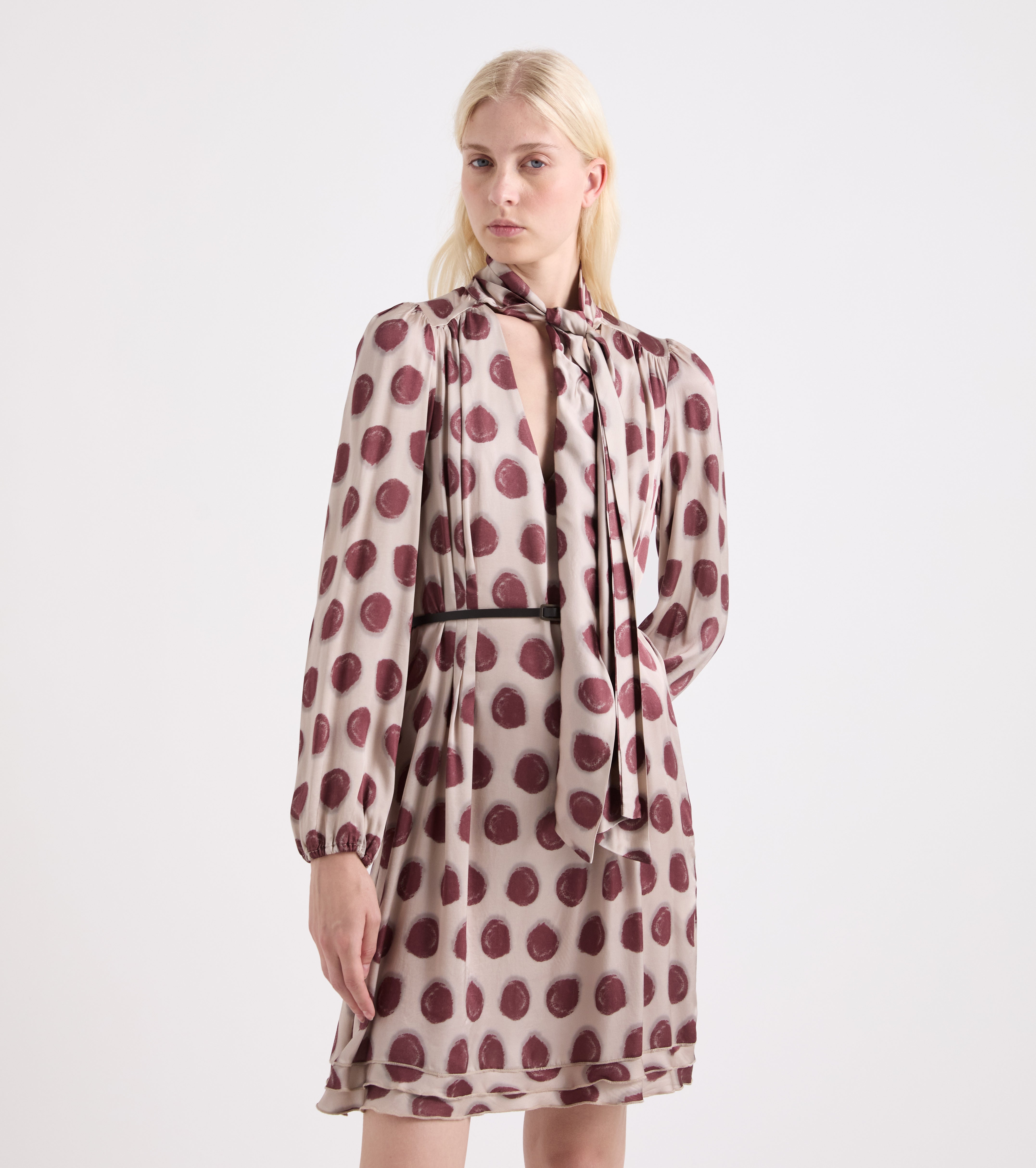 Abito con scollo a V e foulard