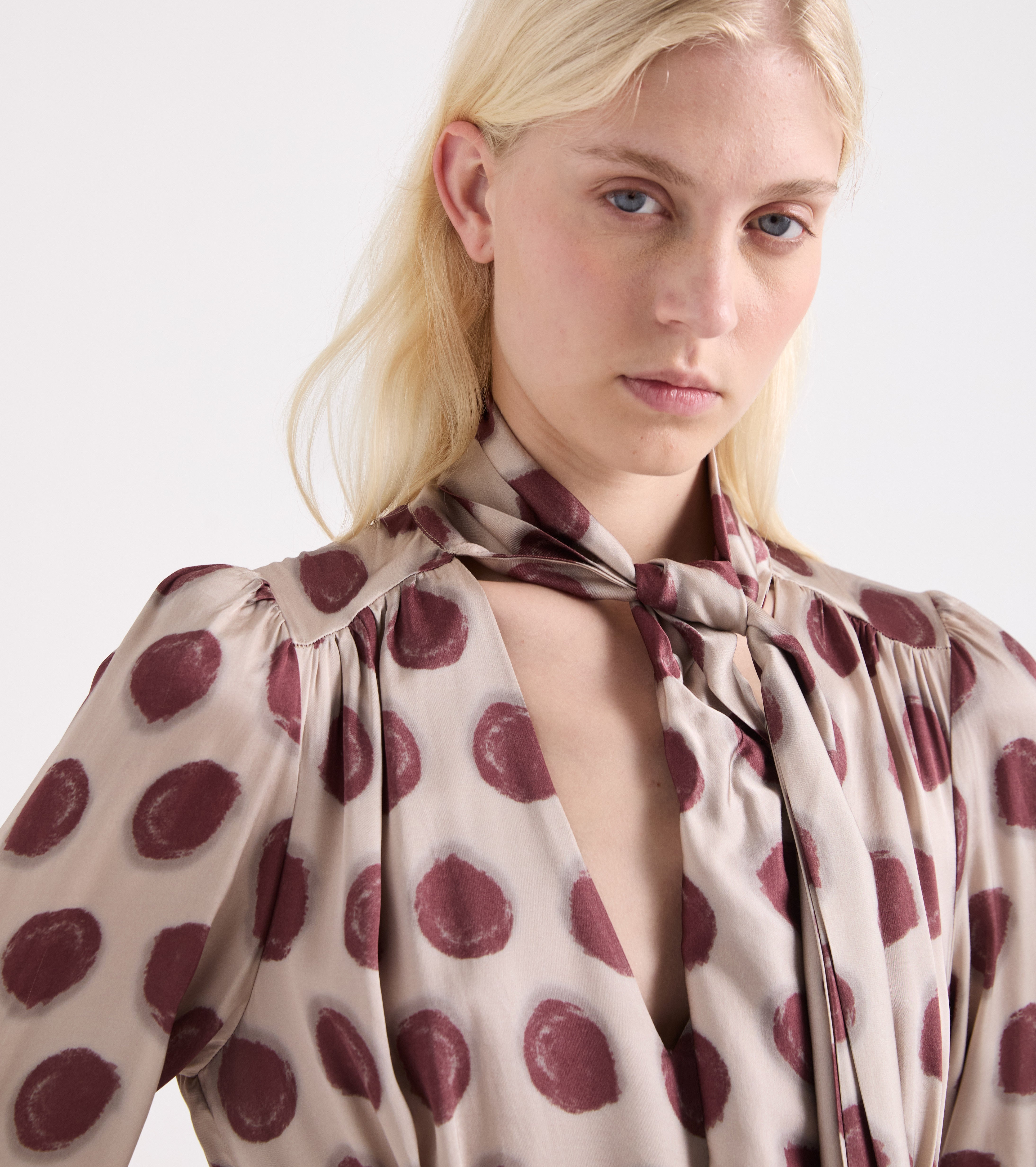 Abito con scollo a V e foulard