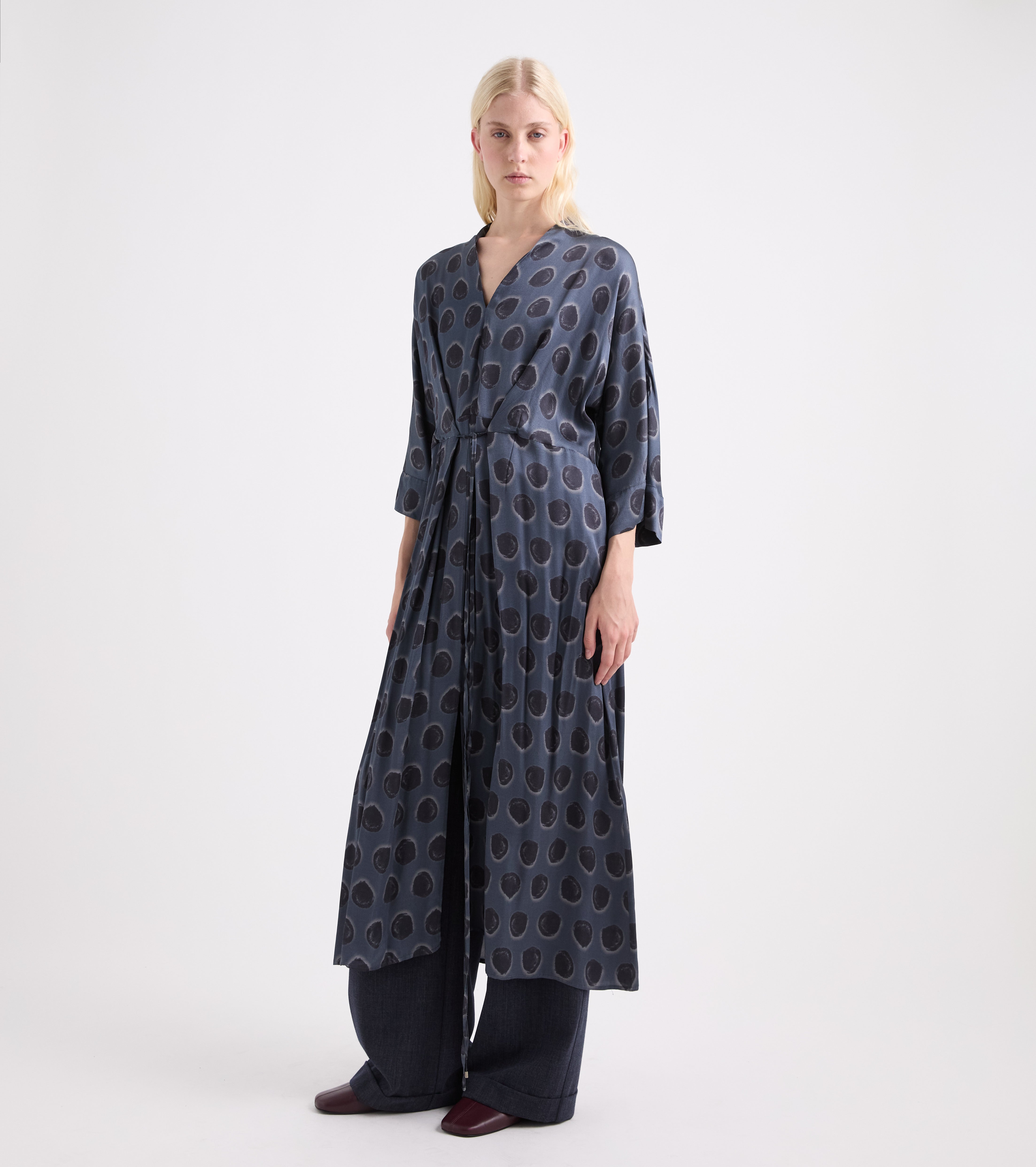 Abito  con scollo a V e cintura pois blu