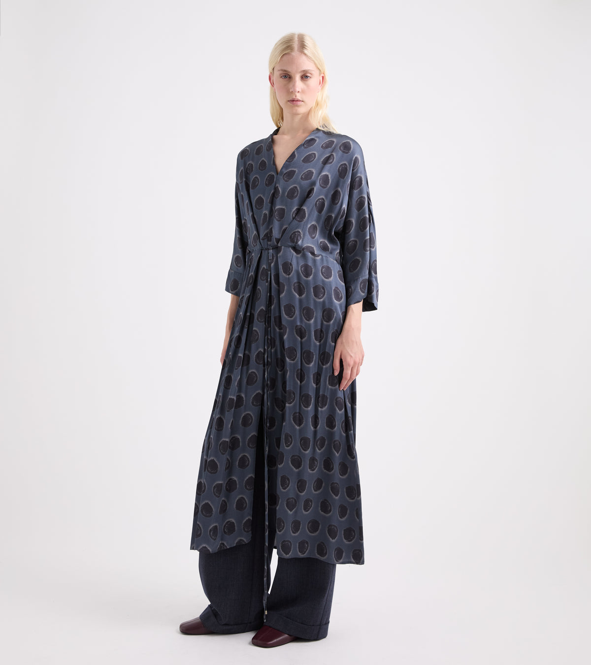 Abito  con scollo a V e cintura pois blu
