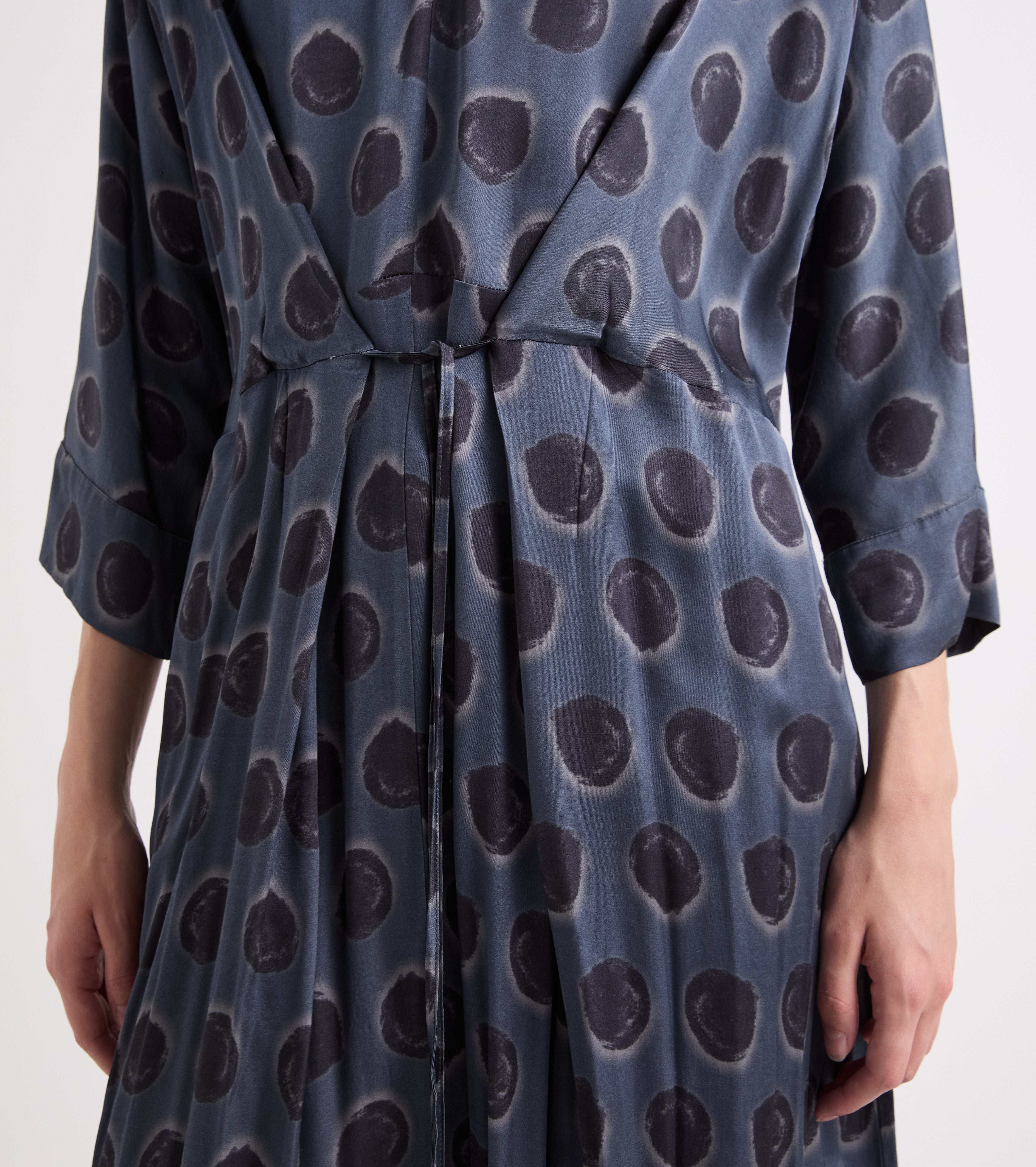 Abito  con scollo a V e cintura pois blu