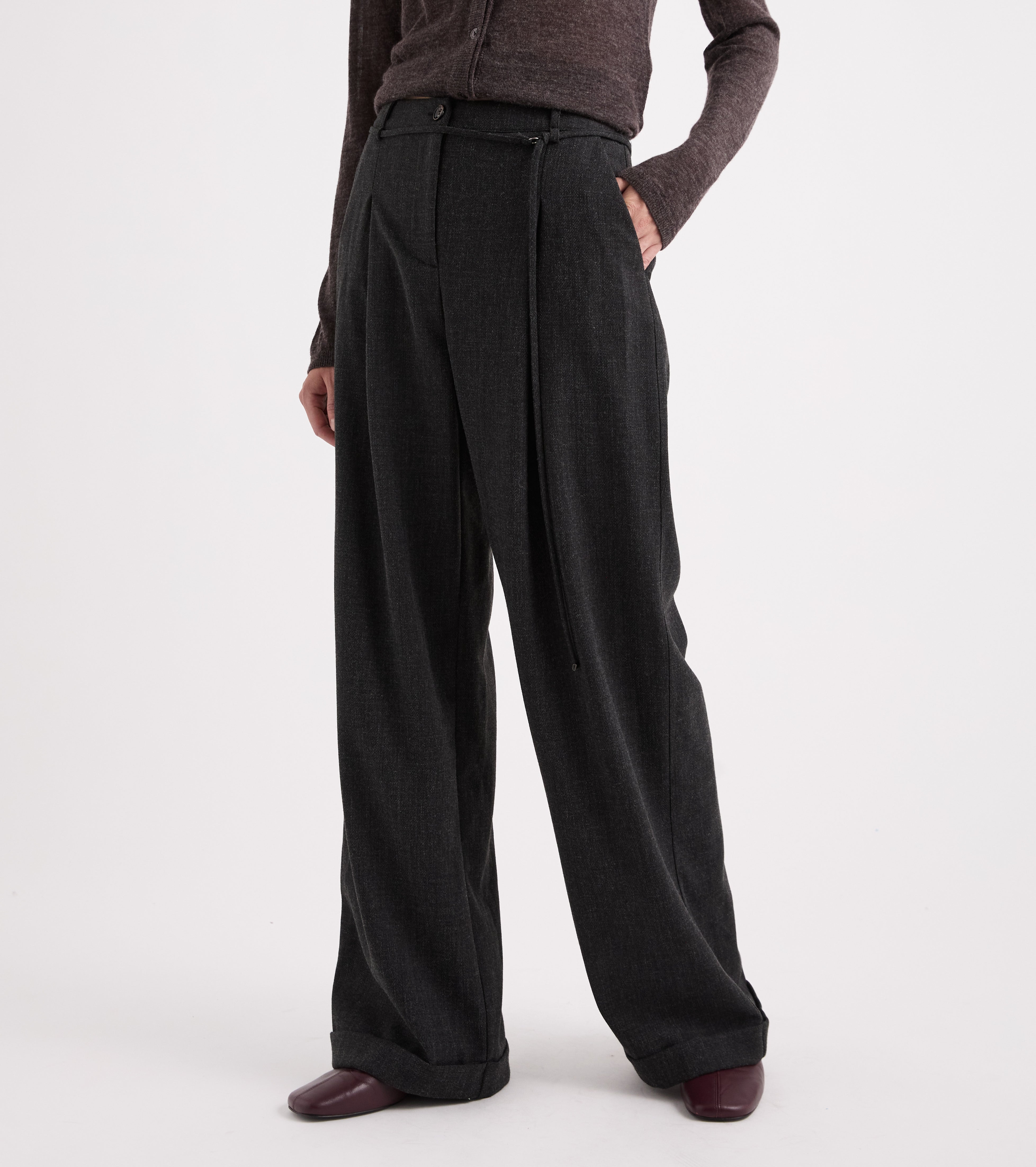 Pantaloni con cinturino e risvolto